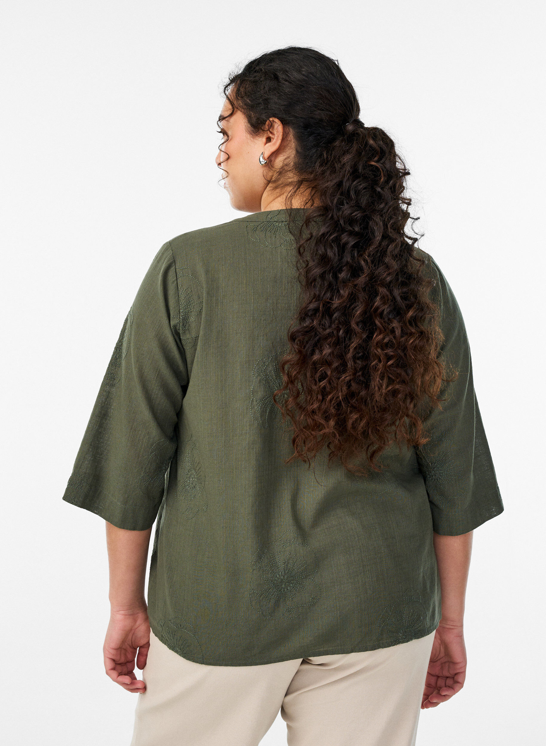 Zizzi Bluse aus Baumwolle mit gestickten Details und 3/4-&Auml;rmeln, Gr&uuml;n, Model image number 2