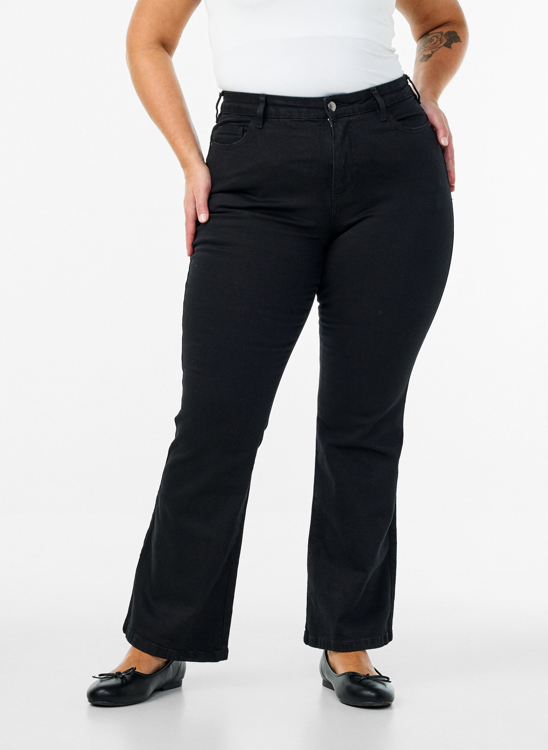 Zizzi Ellen Bootcut-Jeans mit hoher Taille, Schwarz, Model image number 2