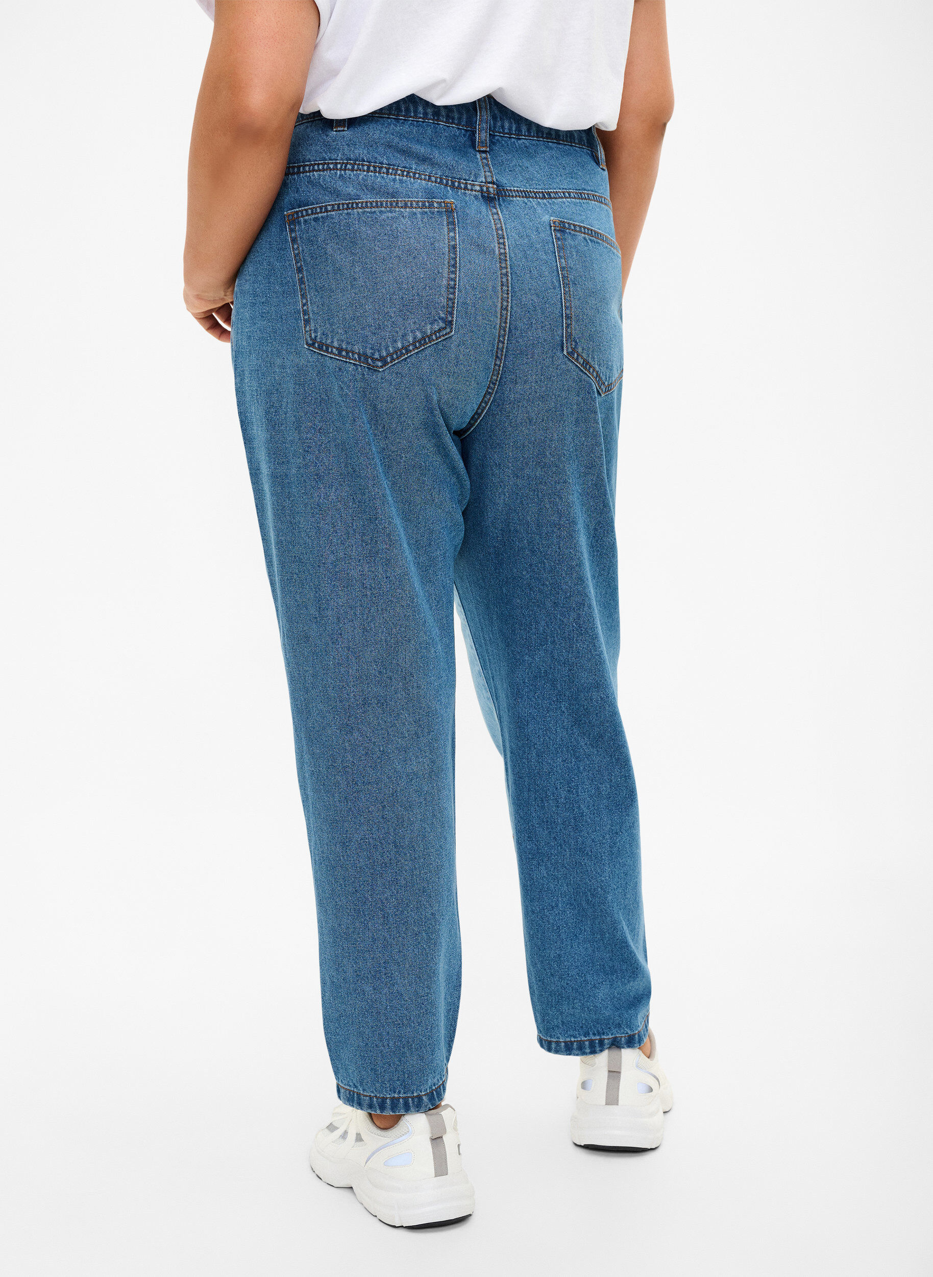 Zizzi Mille Mom-Fit-Jeans im Color-Blocking-Design mit hoher Taille, Light Blue Denim, Model image number 1