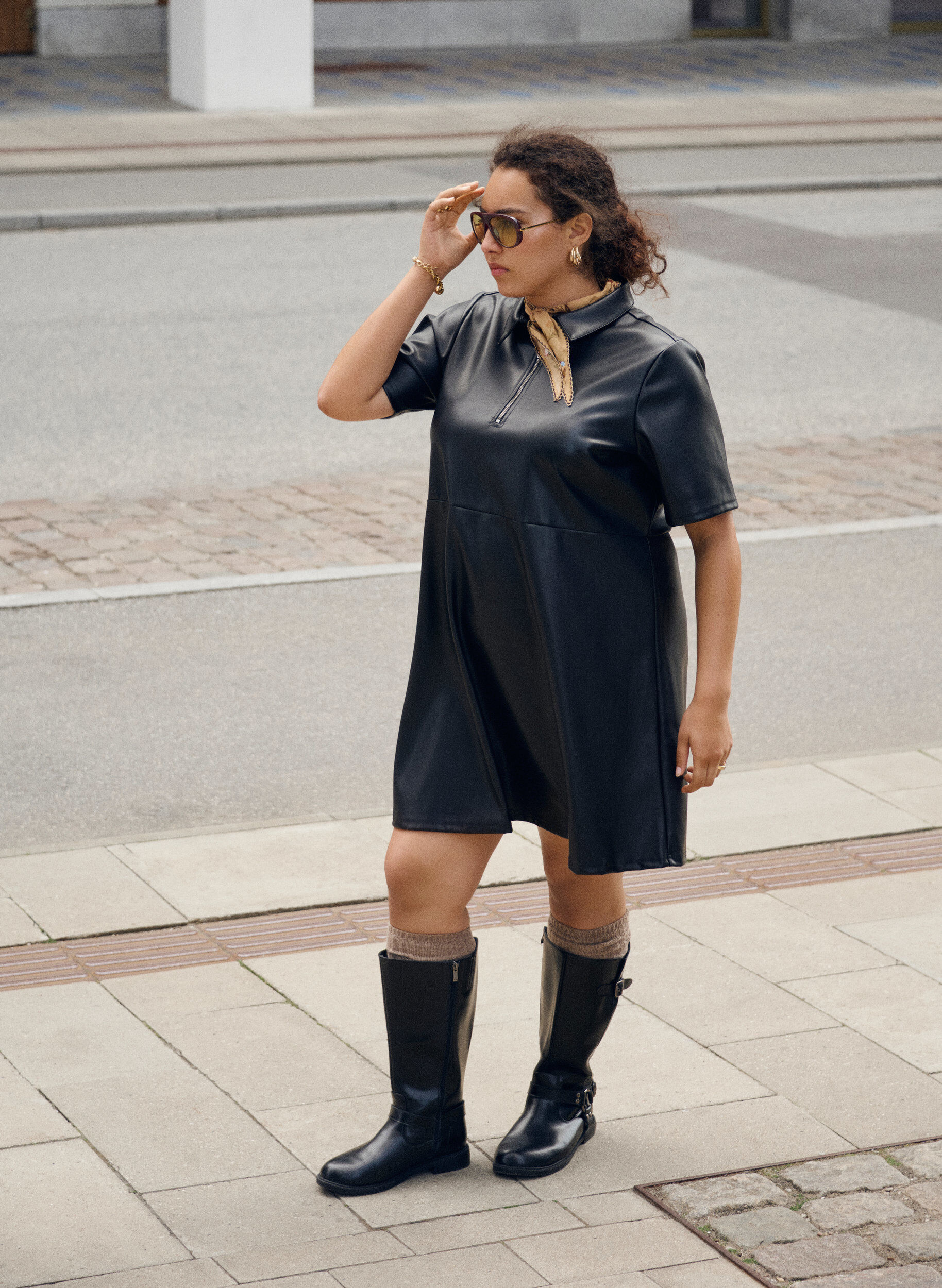 Zizzi Robe courte en similicuir coupe &eacute;vas&eacute;e, Noir, Image image number 0