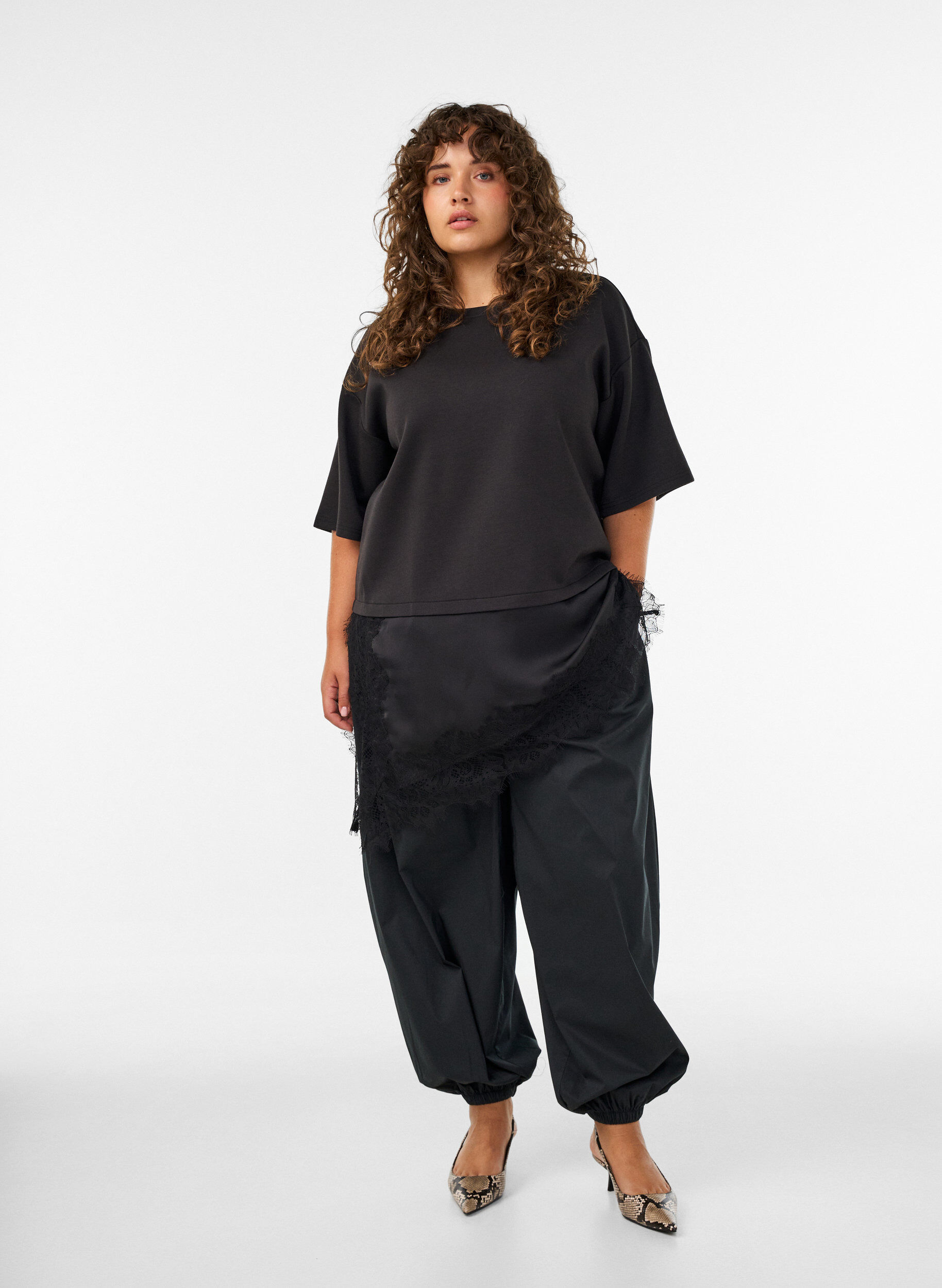 ZizziPantalon ballon avec poches et ceinture &eacute;lastique, Noir, Model image number 1
