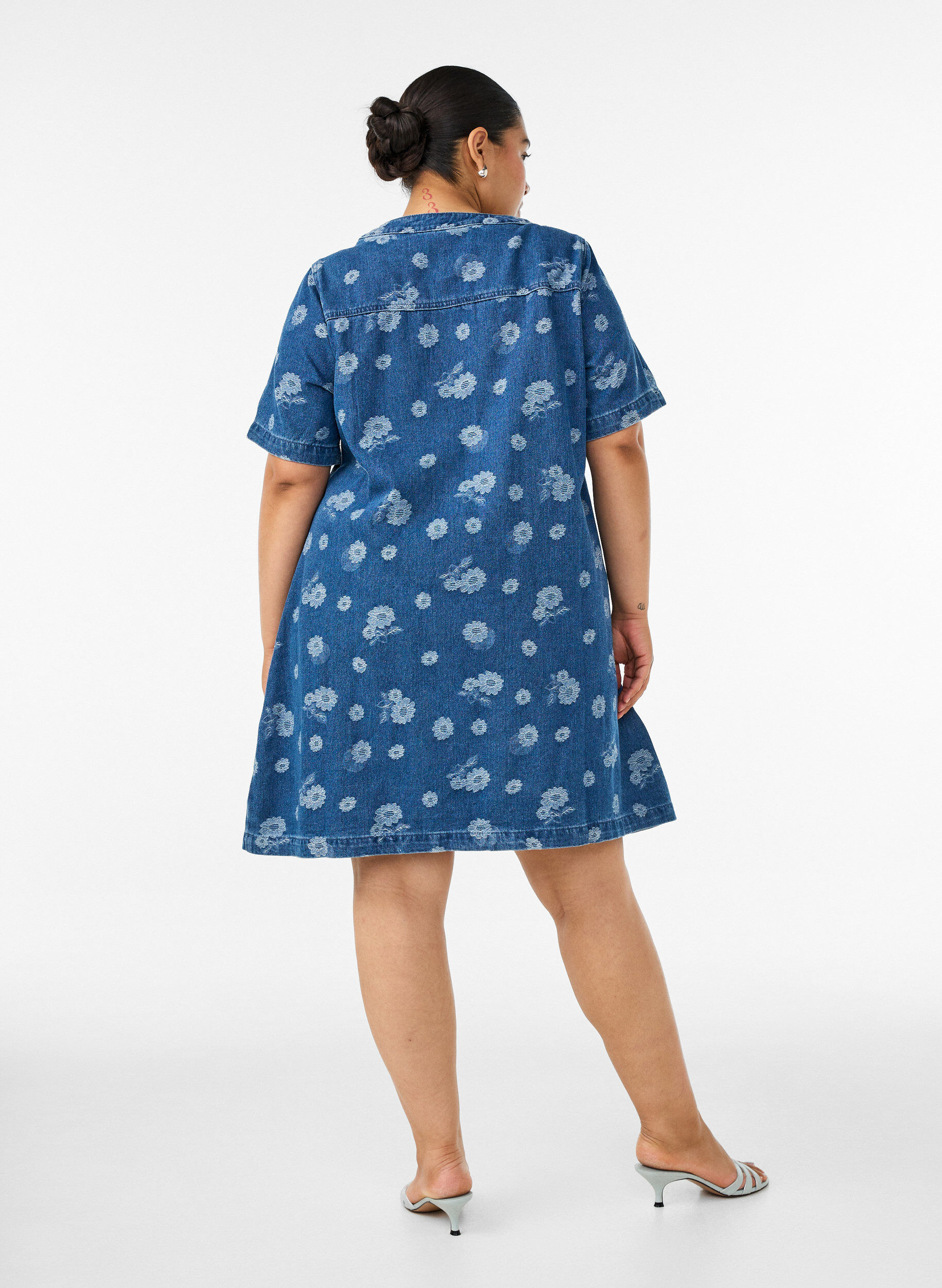 ZizziRobe en jean coupe &eacute;vas&eacute;e &agrave; motif floral, Bleu, Model image number 2
