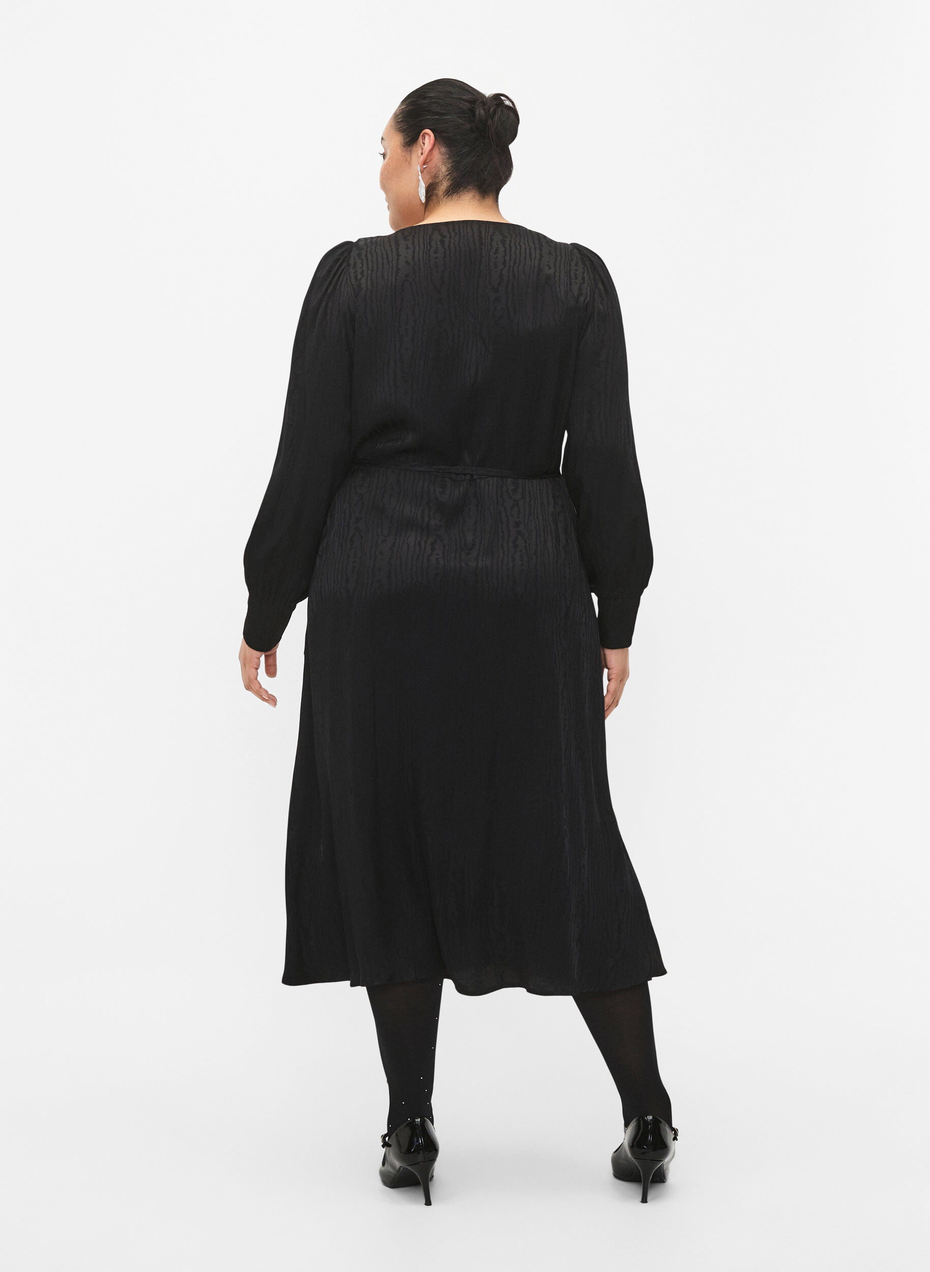 Zizzi Lang&auml;rmeliges Kleid aus Viskose mit Ton-in-Ton-Druck, Black, Model image number 1