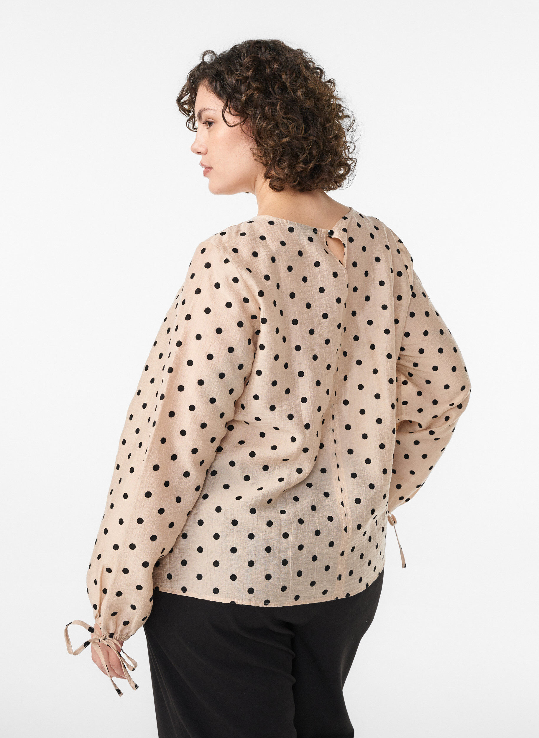 Zizzi Bluse mit Punkten und Bindedetails, Beige, Model image number 2