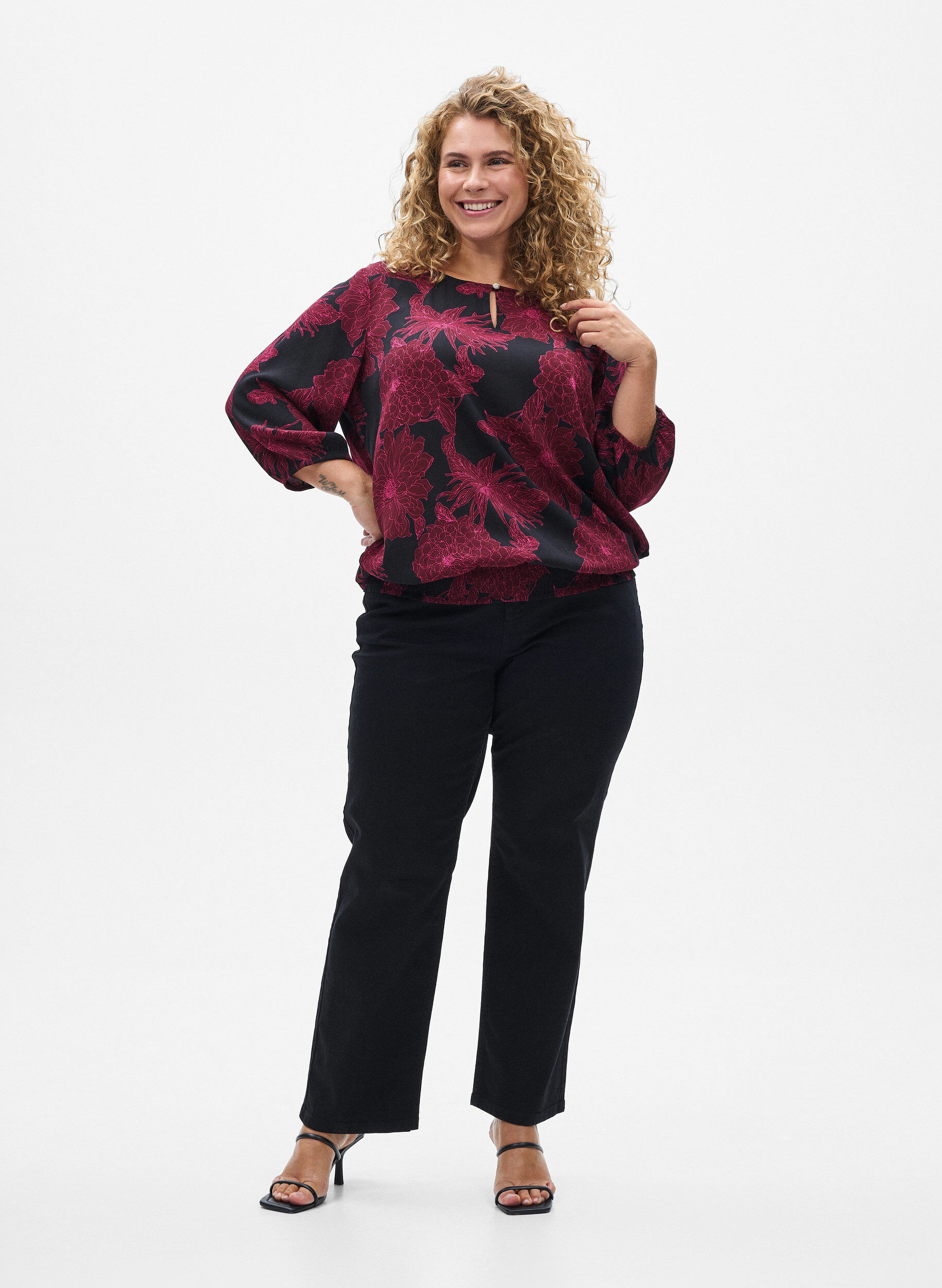 Zizzi Blouse en viscose &agrave; imprim&eacute; floral et smocks, Bordeaux fonc&eacute;, Model image number 1