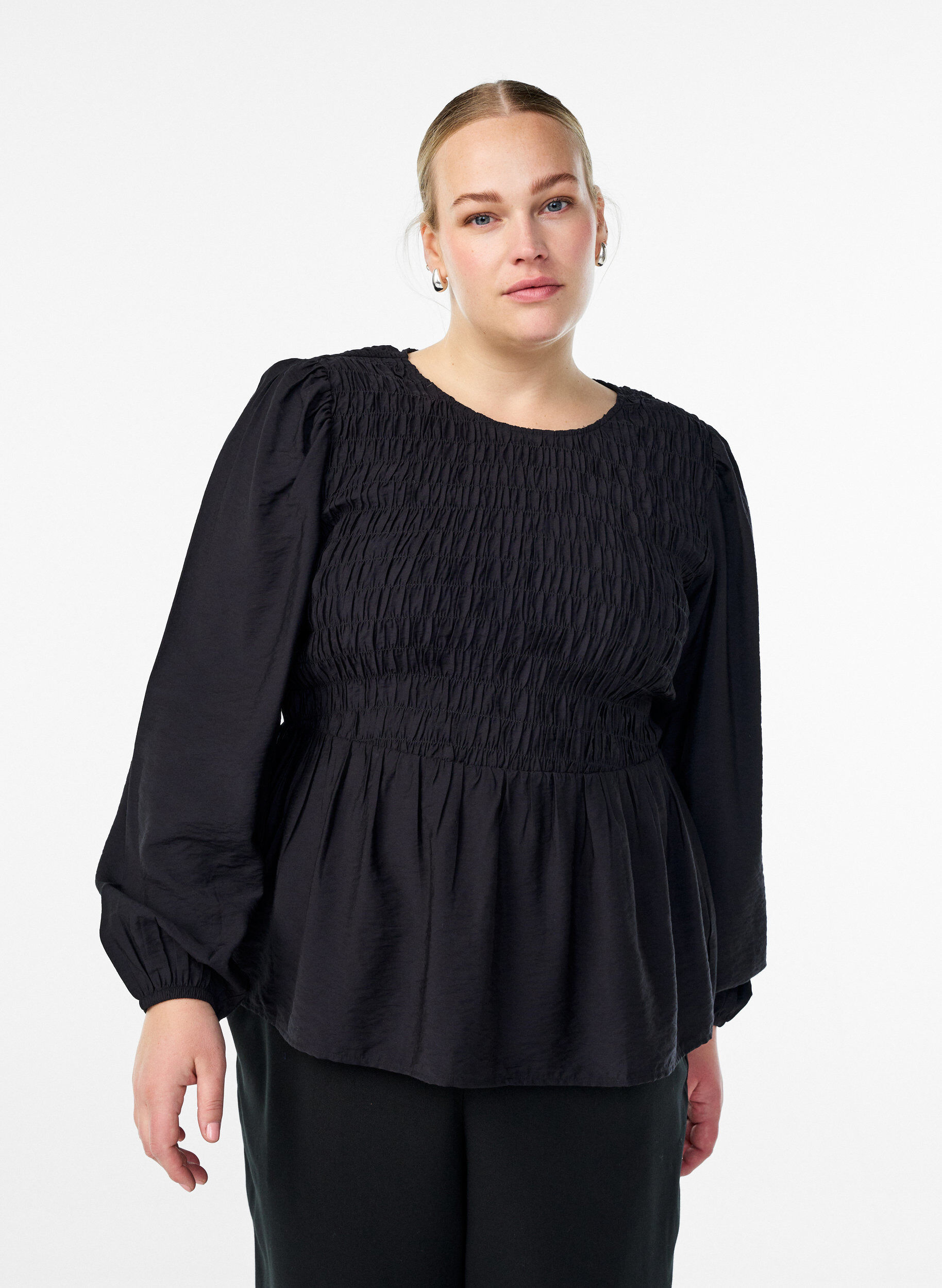 Bluse mit Smock und langen &Auml;rmeln, Schwarz, Model
