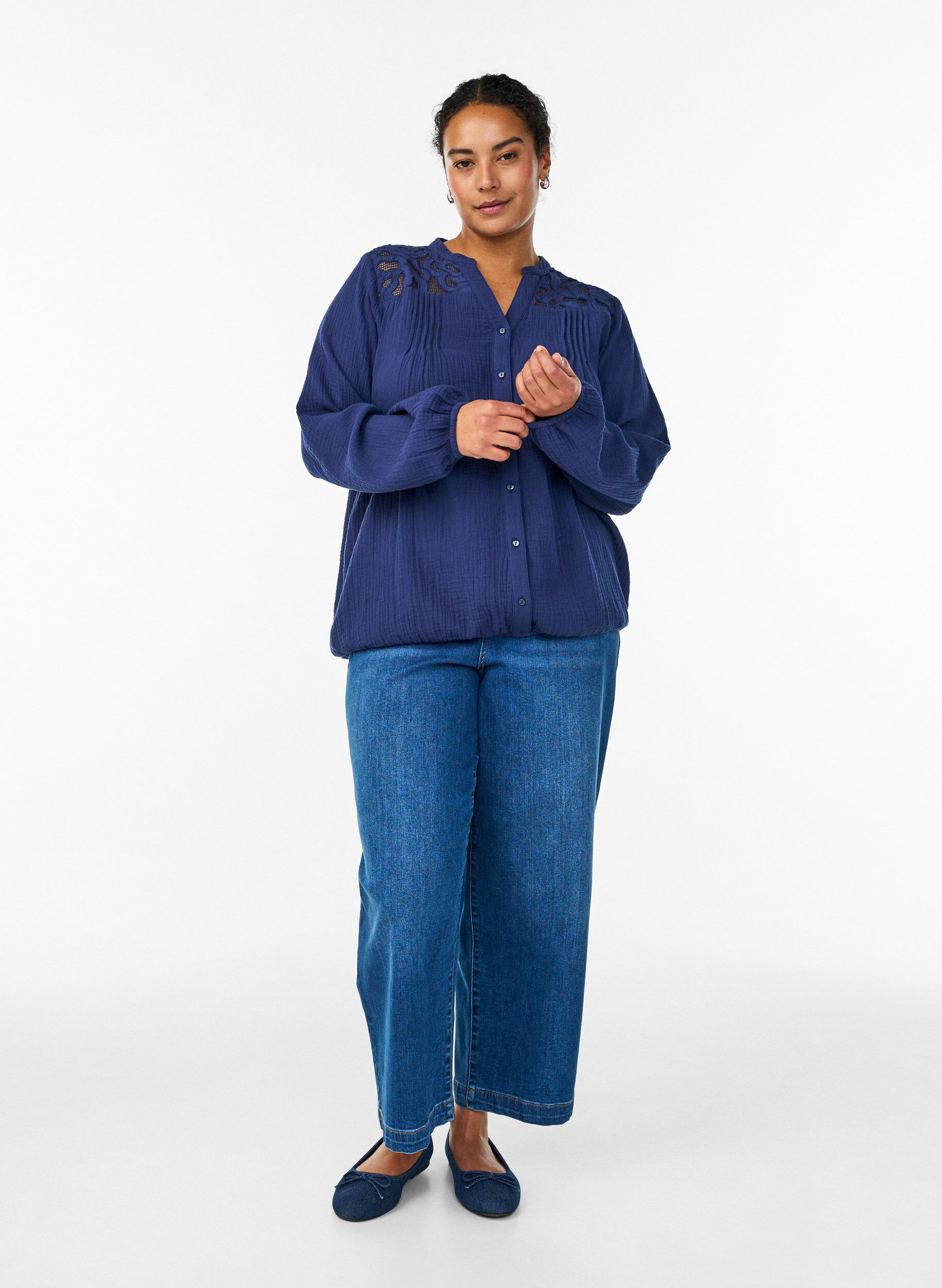 Zizzi Bluse aus Baumwoll-Musselin mit bestickten Details, Blau, Model image number 1