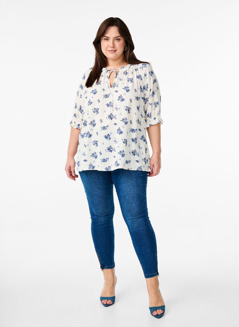 Blouse en viscose &agrave; fleurs avec manches mi-longues, Blanc, Model image number 1