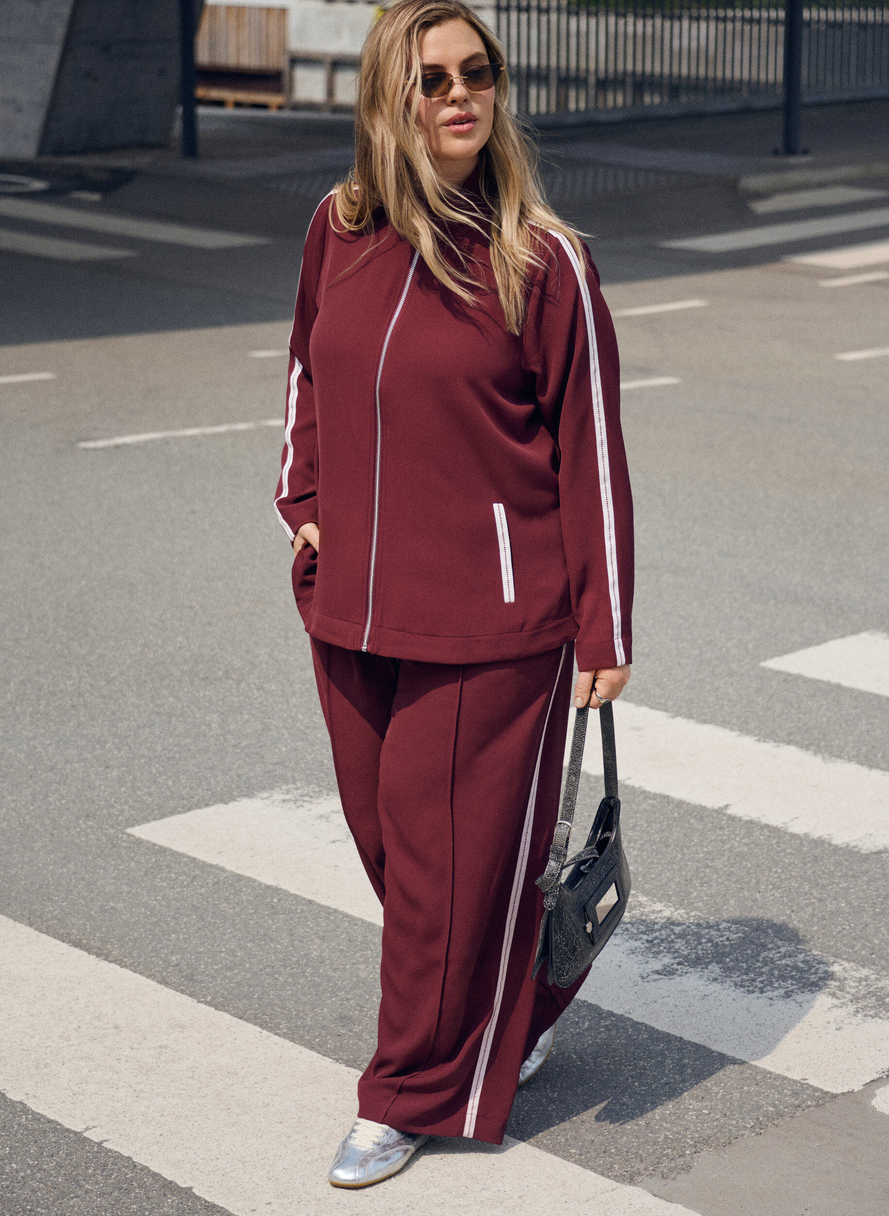 Zizzi Trainingsjacke mit sportlichen Details und Rei&szlig;verschluss, Dunkles Bordeaux, Image image number 0