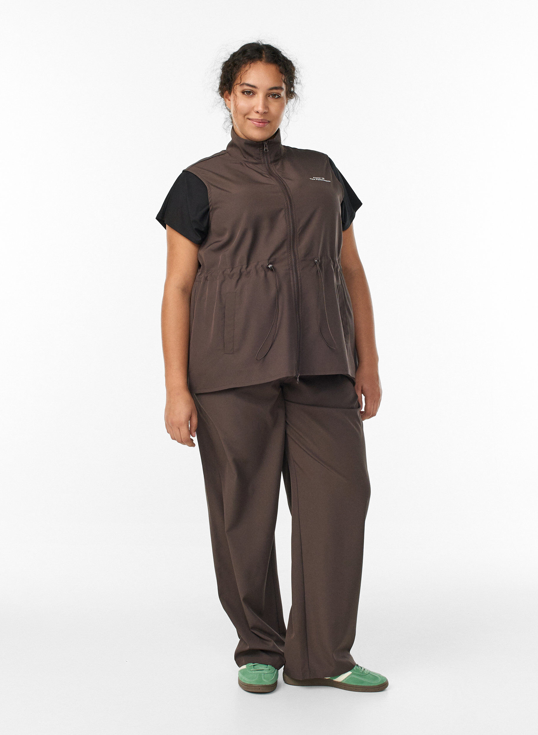 Zizzi &Auml;rmellose Weste mit Gummizug in der Taille, Braun, Model image number 1