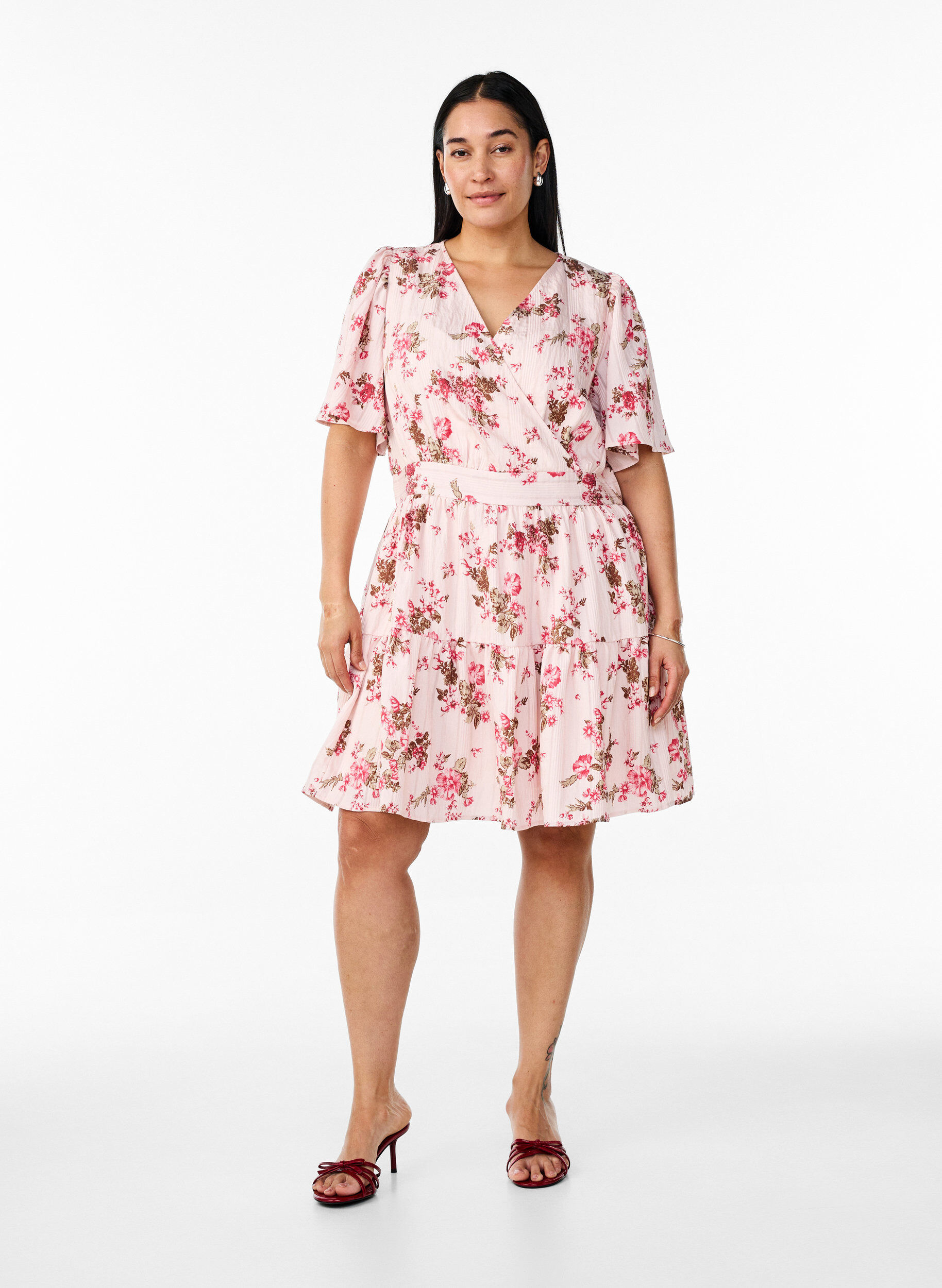 Zizzi Kurzes Kleid mit Blumenprint und V-Ausschnitt, Pink, Model image number 1