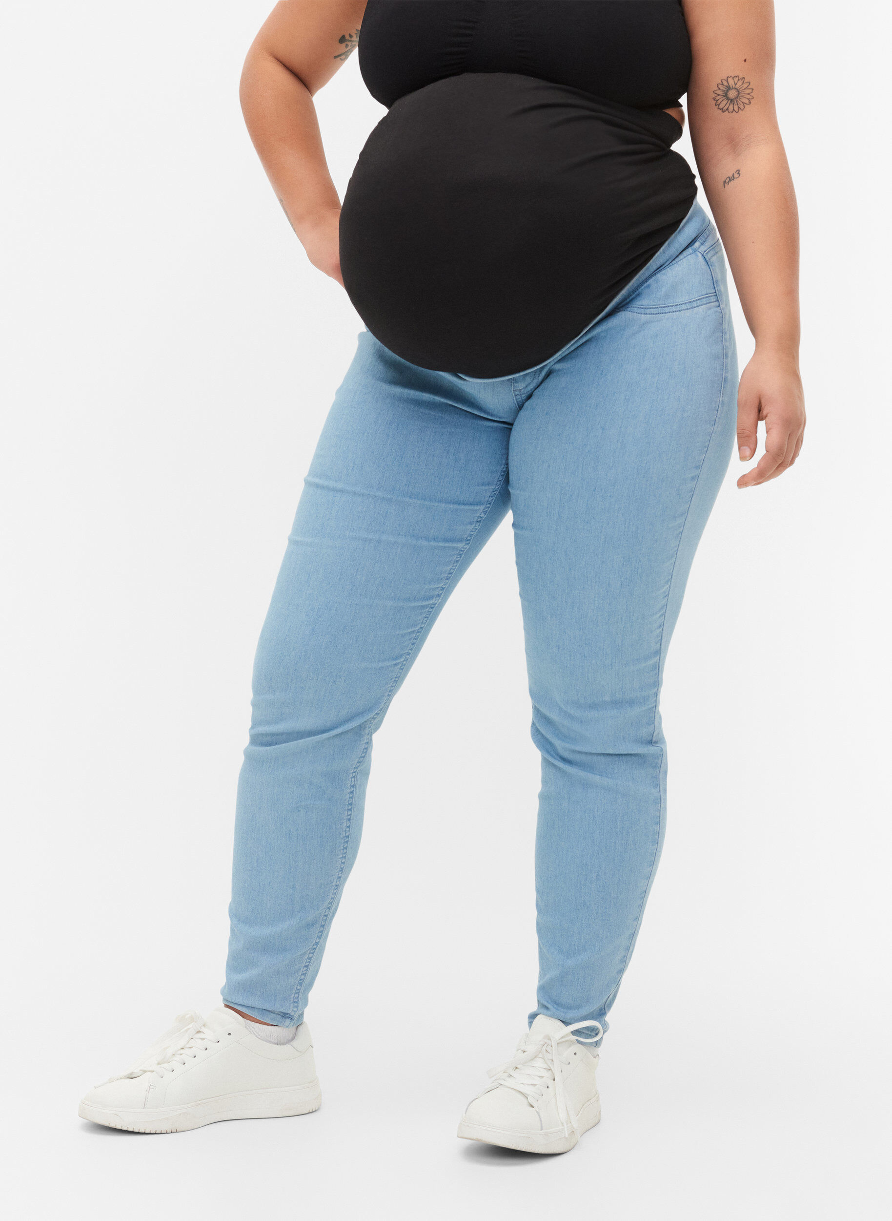 Zizzi Pantalon de grossesse &agrave; poches arri&egrave;re, Bleu Clair, Model image number 2