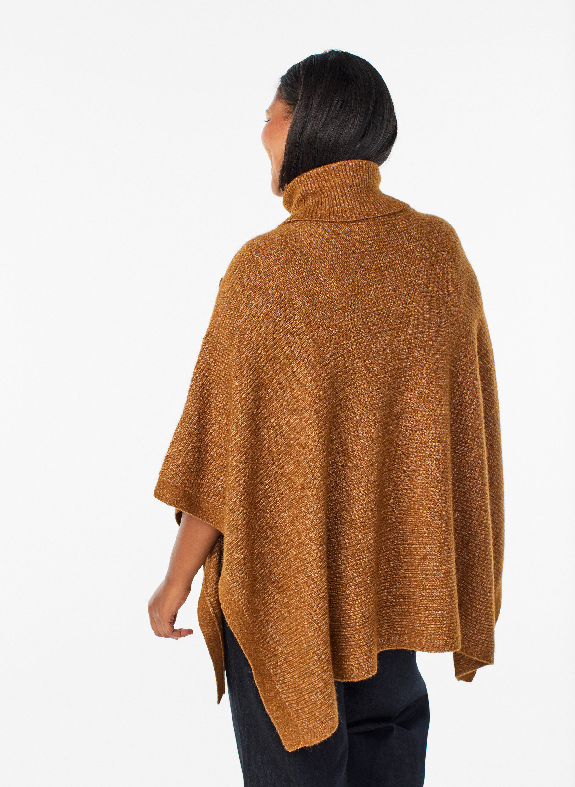 Zizzi Poncho &agrave; col roul&eacute; avec d&eacute;tail boutonn&eacute;, Marron, Model image number 2