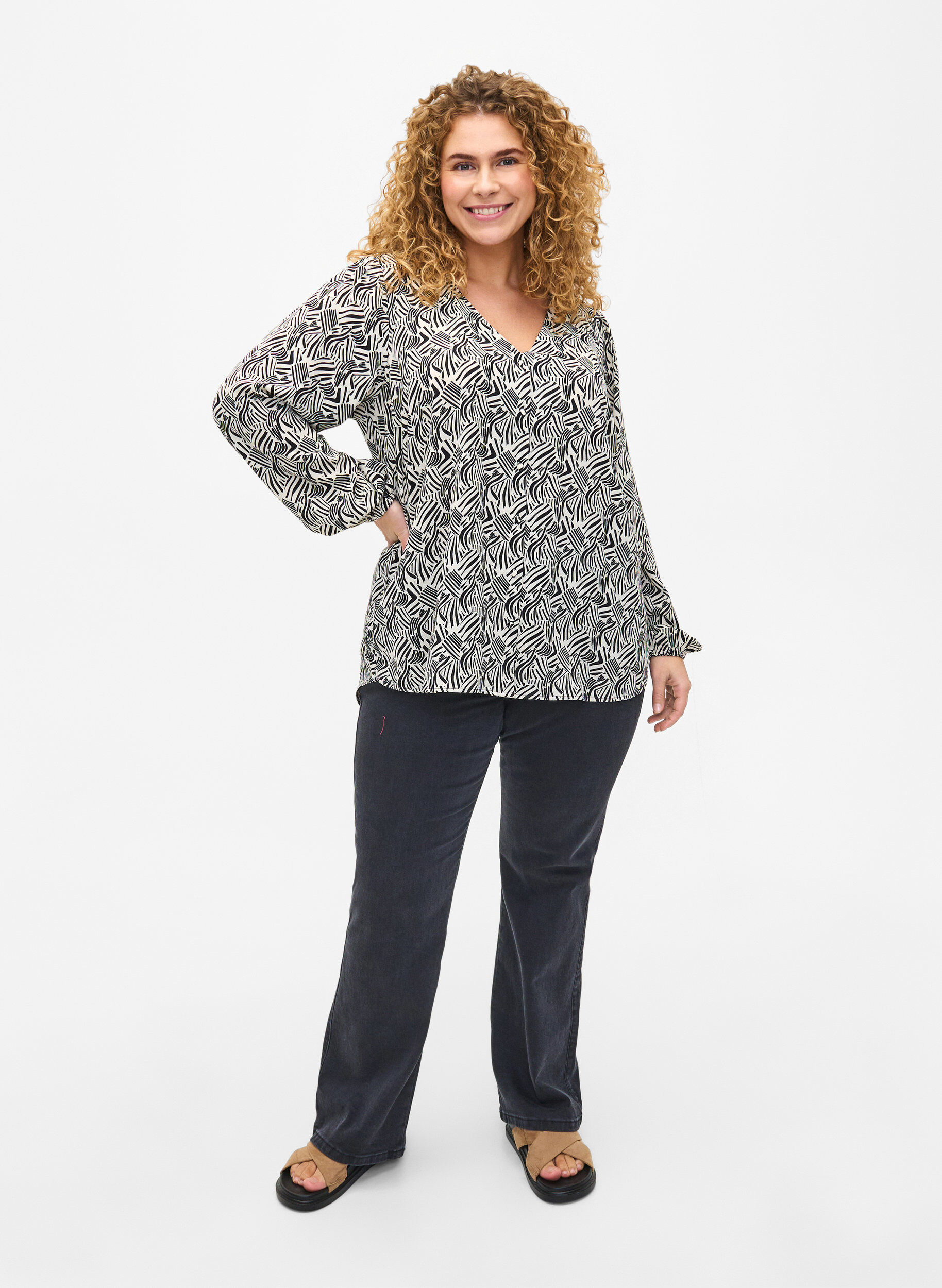 Zizzi Blouse avec col en V et imprim&eacute;, Birch Graphic, Model image number 2