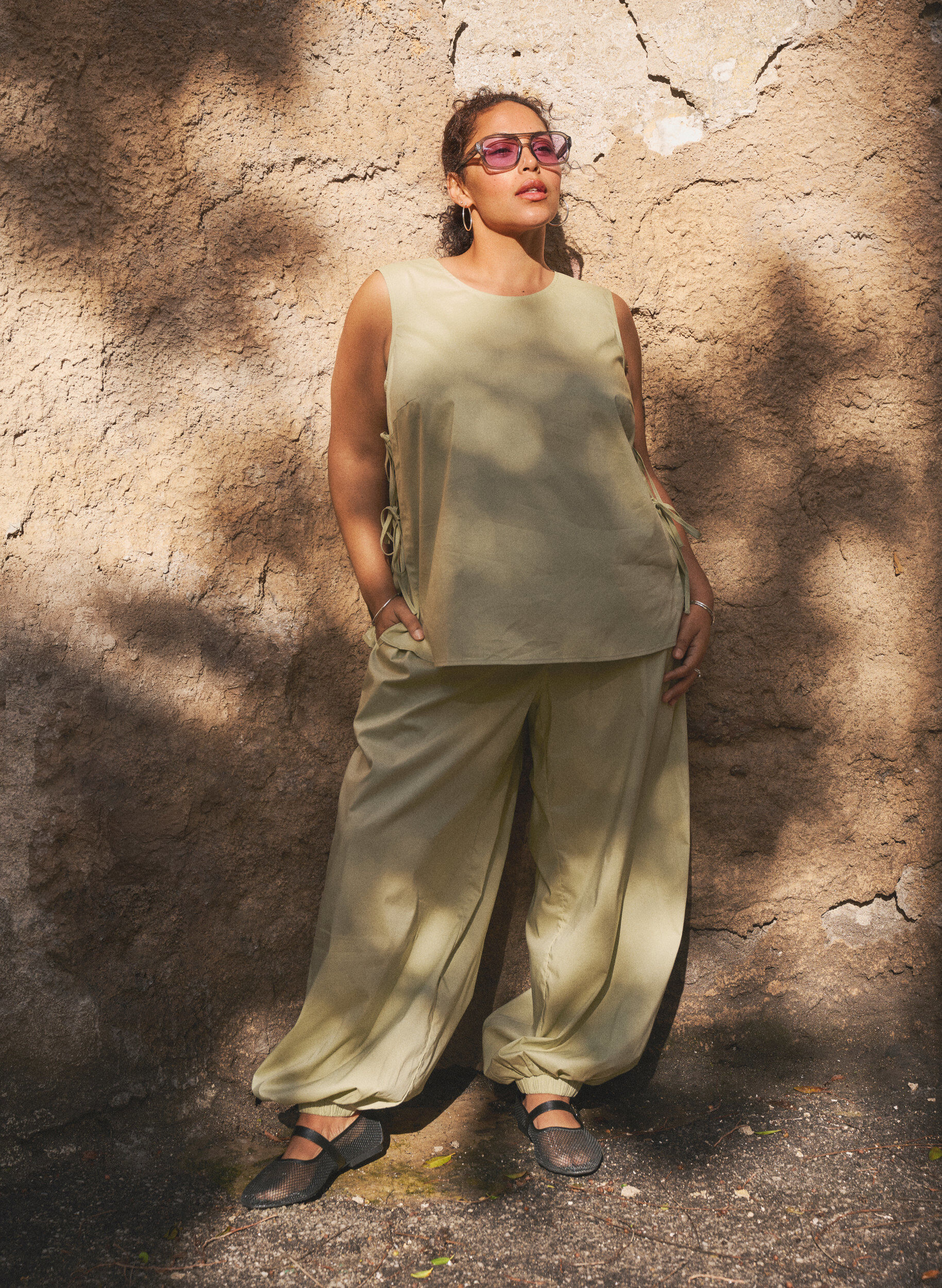 Zizzi Pantalon ballon taille haute avec ceinture &eacute;lastique, Vert clair, Image image number 0