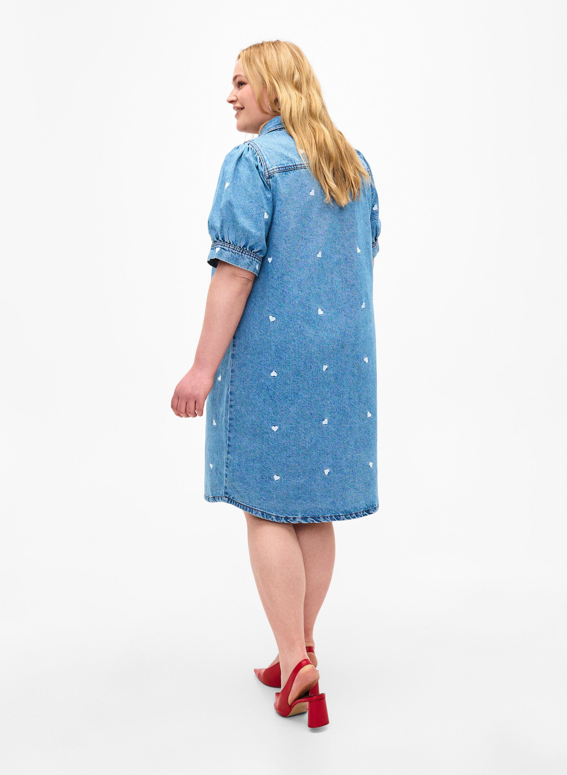 Zizzi Robe en jean orn&eacute;e de c&oelig;urs brod&eacute;s, Light blue denim, Model image number 1