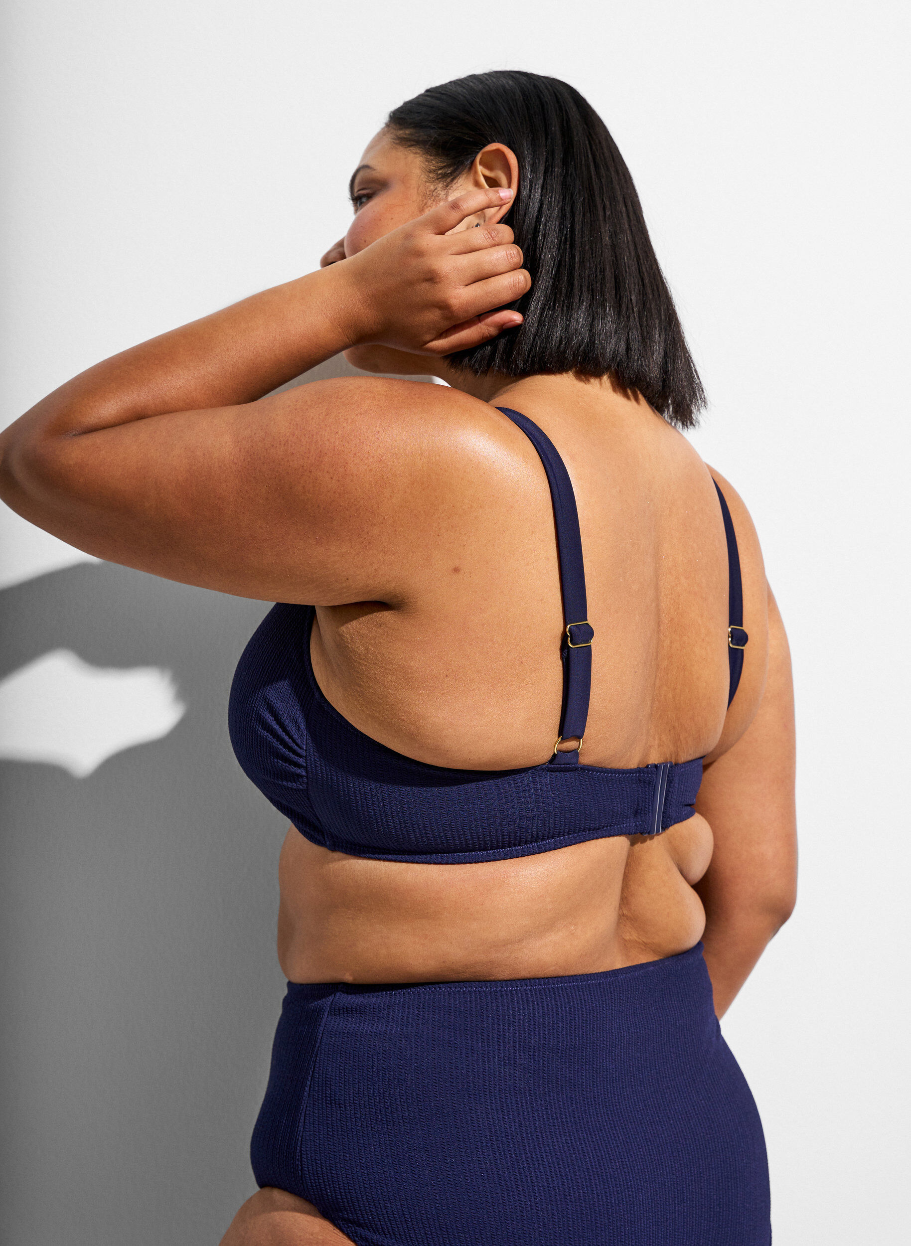 Zizzi Strukturiertes Bikini Top mit Golddetail, Blau, Model image number 1