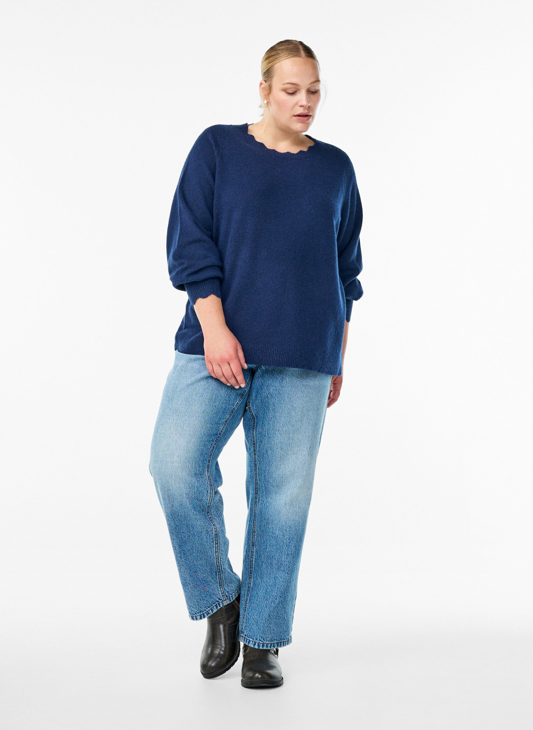 Zizzi Blouse en maille &agrave; bords ondul&eacute;s, Bleu, Model image number 1