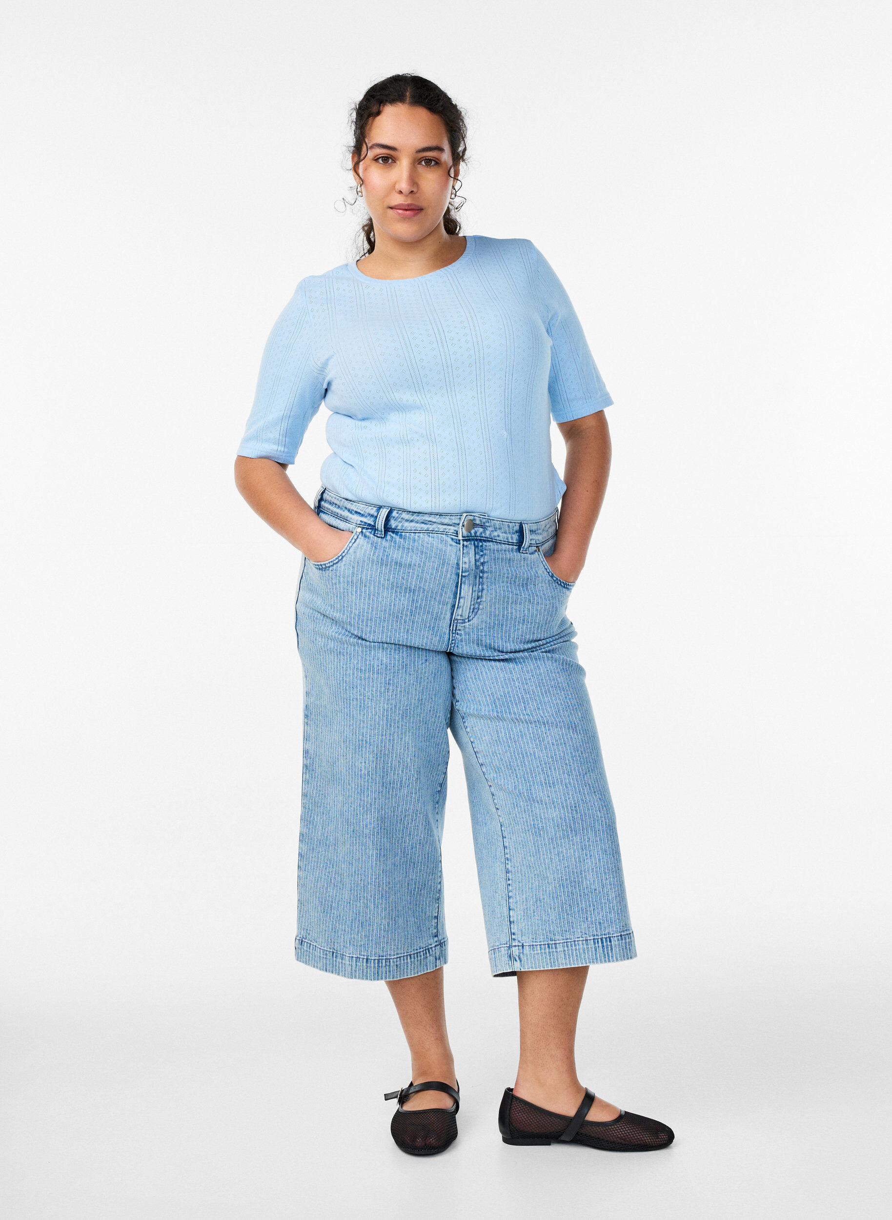 Zizzi T-shirt en coton avec broderie ajour&eacute;e, Bleu Clair, Model image number 1