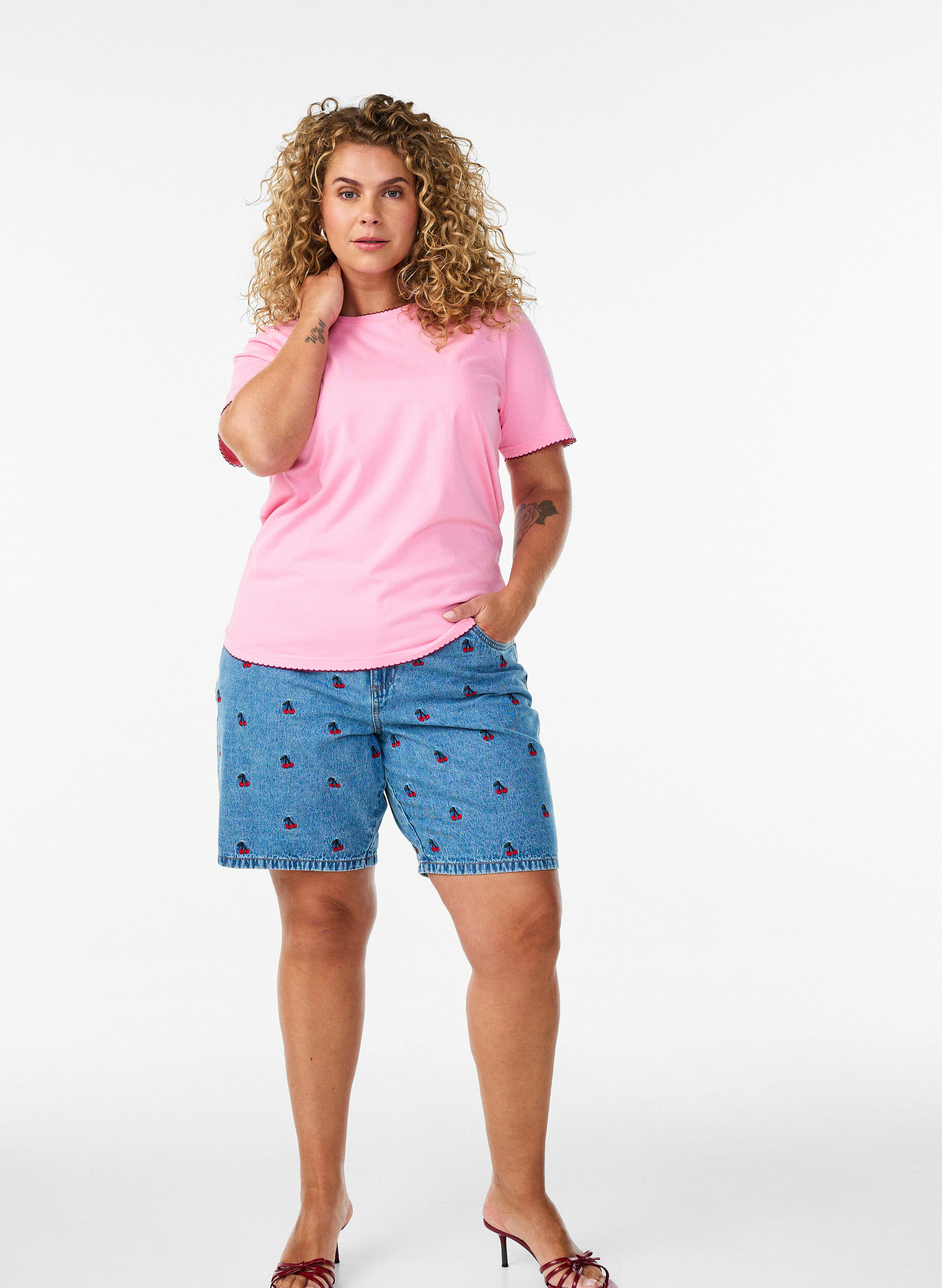 Zizzi Bestickte Denimshorts, Blau, Model image number 1