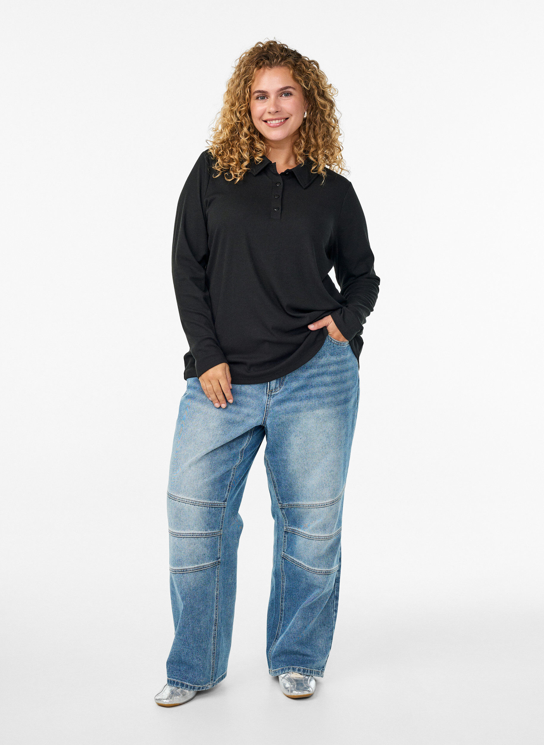 Zizzi Lang&auml;rmliges Poloshirt aus dehnbarem Rippmaterial, Schwarz, Model image number 1