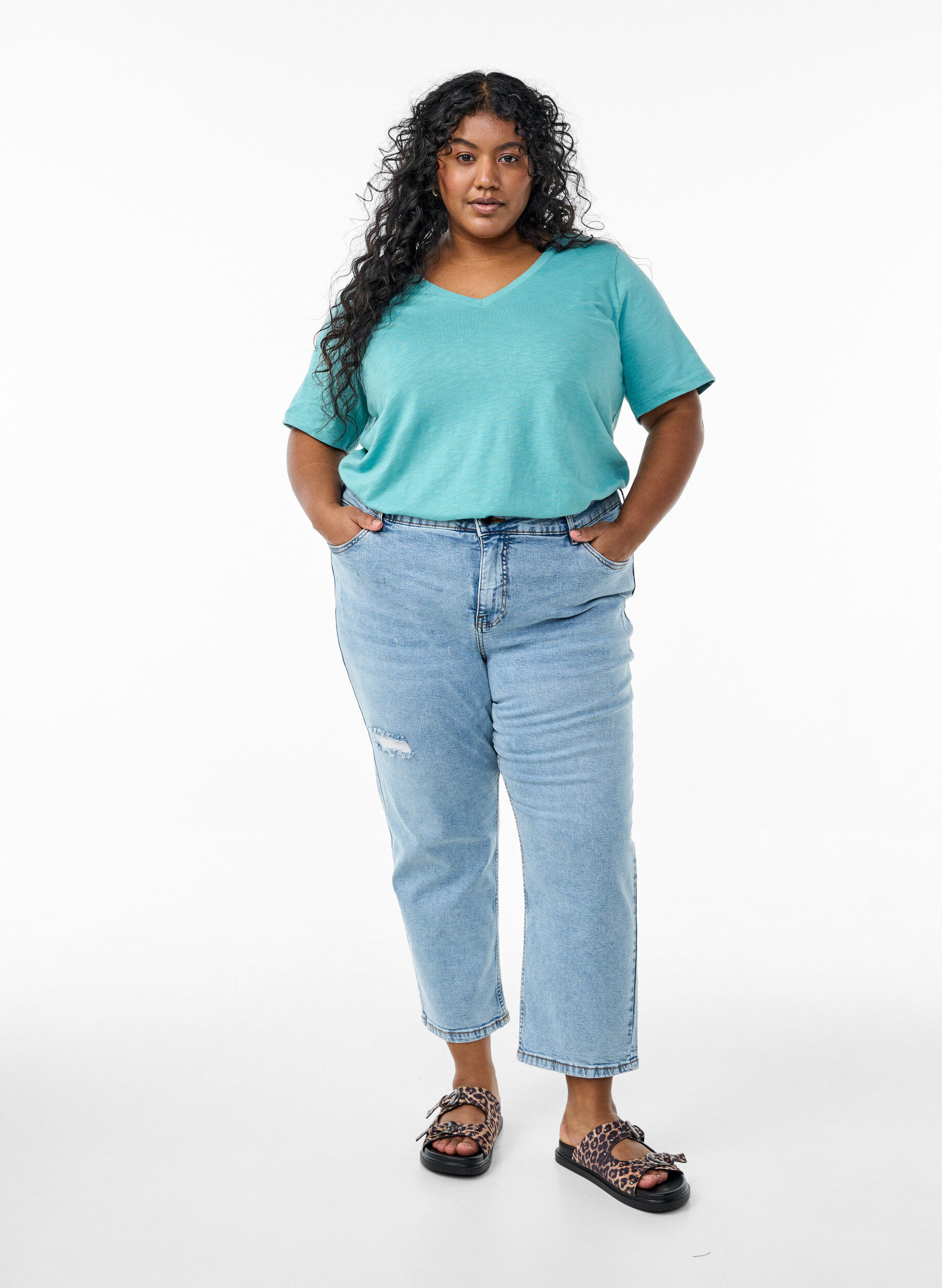 Zizzi T-shirt basique &agrave; manches courtes avec col en V, Vert, Model image number 1