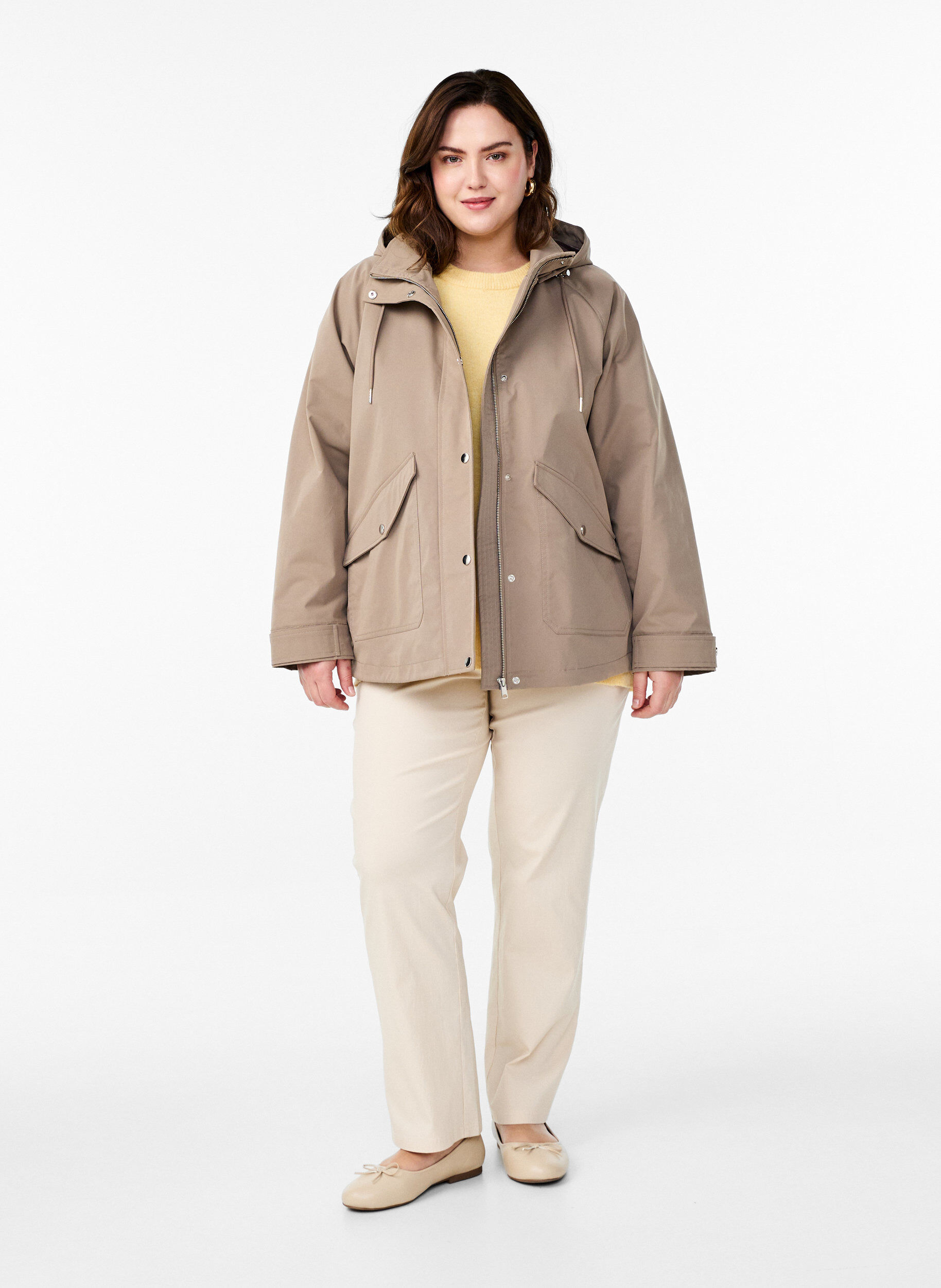 Zizzi Kurze Fr&uuml;hlingsjacke mit abnehmbarer Kapuze, Beige, Model image number 1