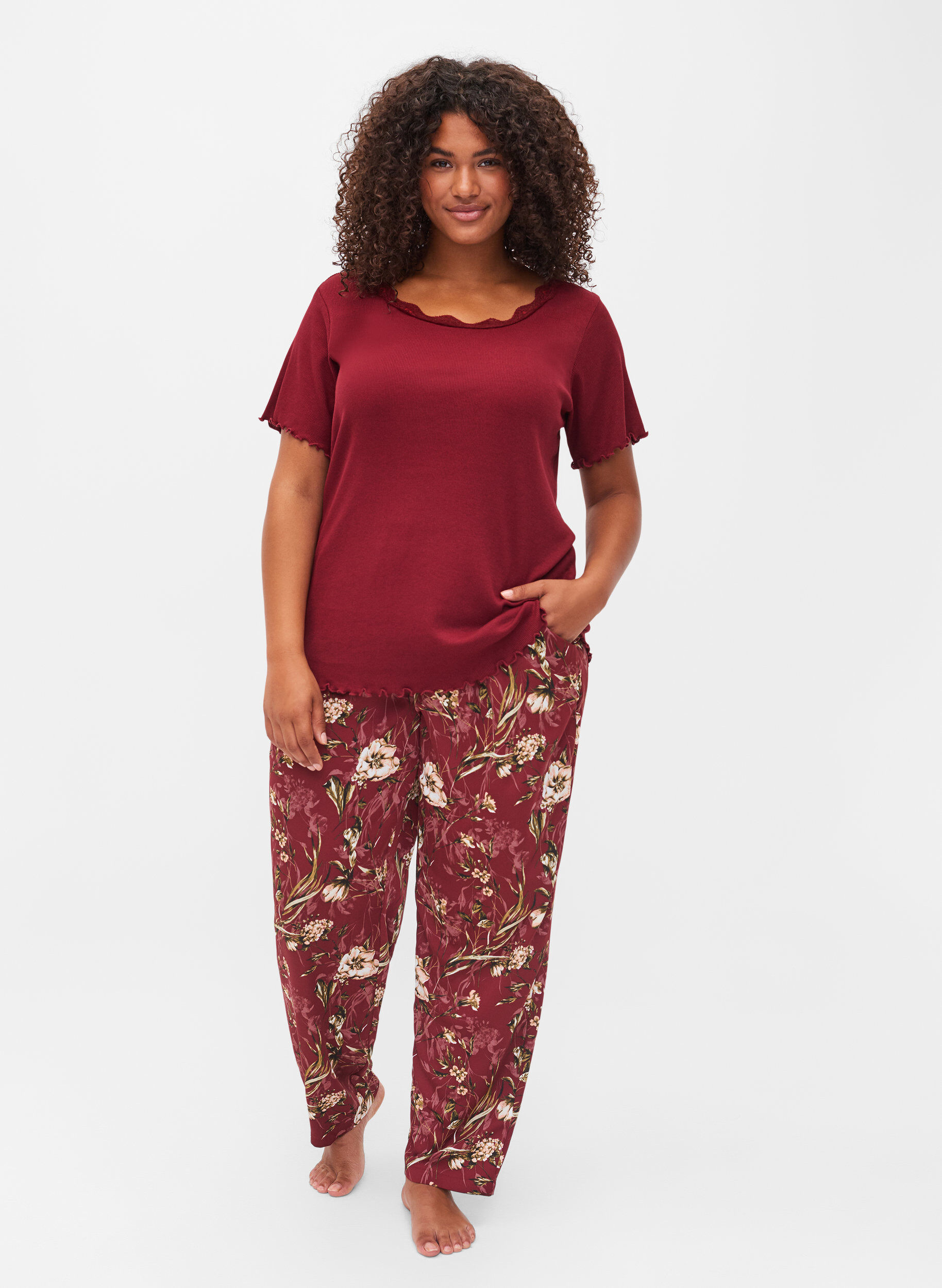 Zizzi Kurzarm Nachthemd mit Spitzenbesatz, Cabernet, Model image number 2