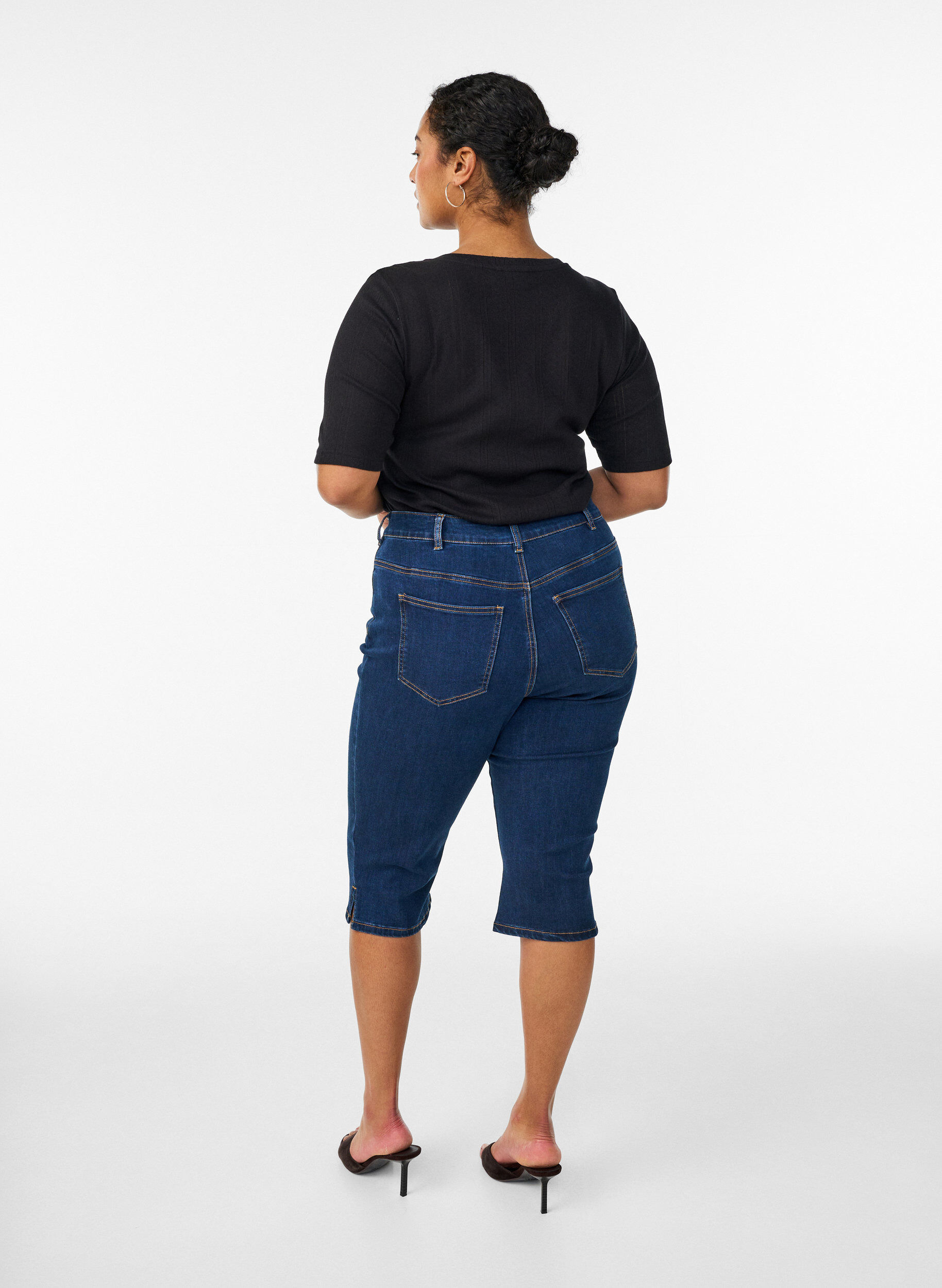 Zizzi Capri slim taille haute en denim stretch, Bleu, Model image number 1