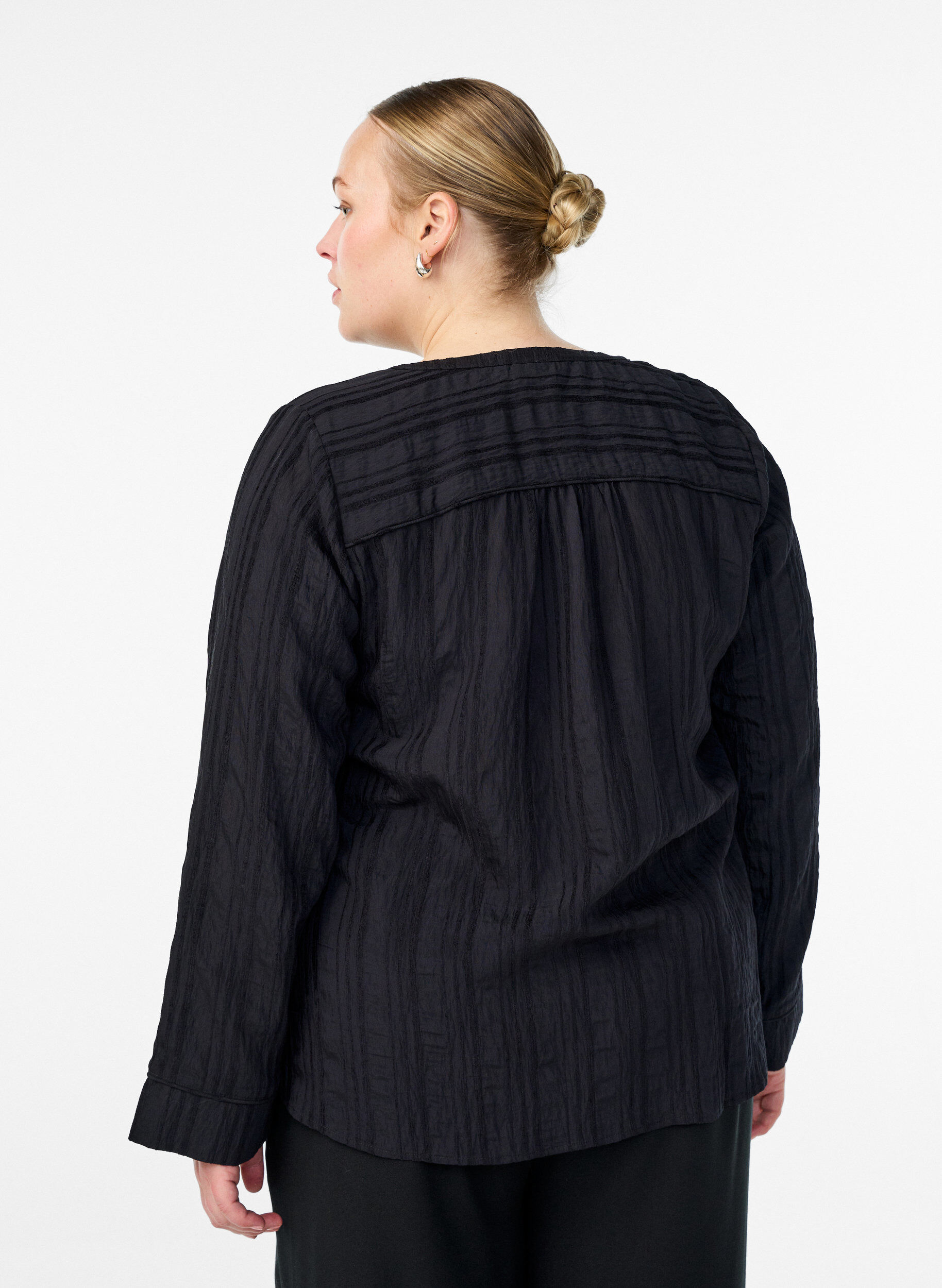 Zizzi Ton-in-Ton-Bluse mit Kn&ouml;pfen, Schwarz, Model image number 2