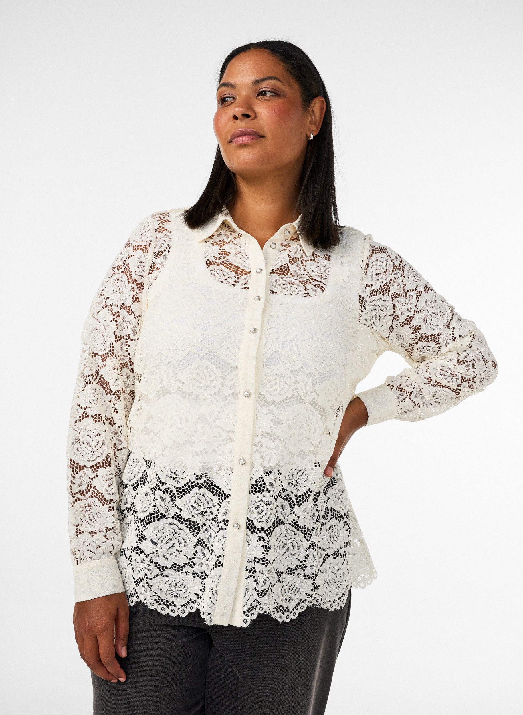 Chemise en dentelle avec boutons nacr&eacute;s, Vanille, Model