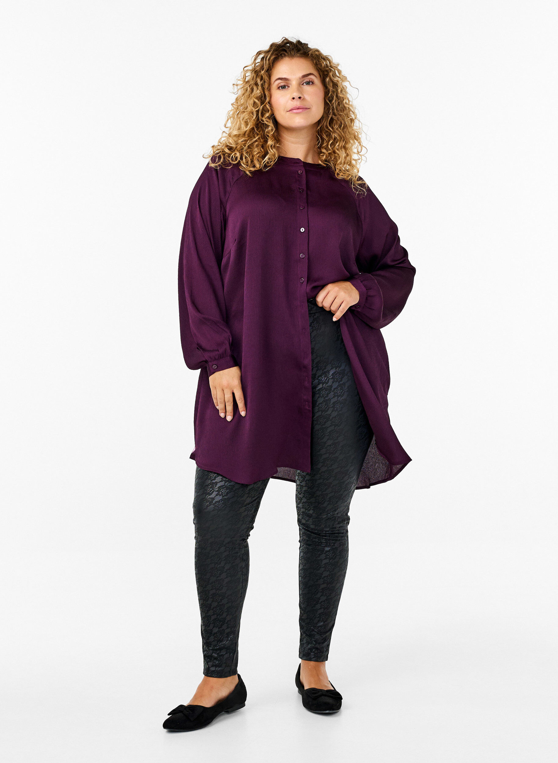 Zizzi Leggings aus Kunstleder mit Spitzenmuster, Schwarz, Model image number 1