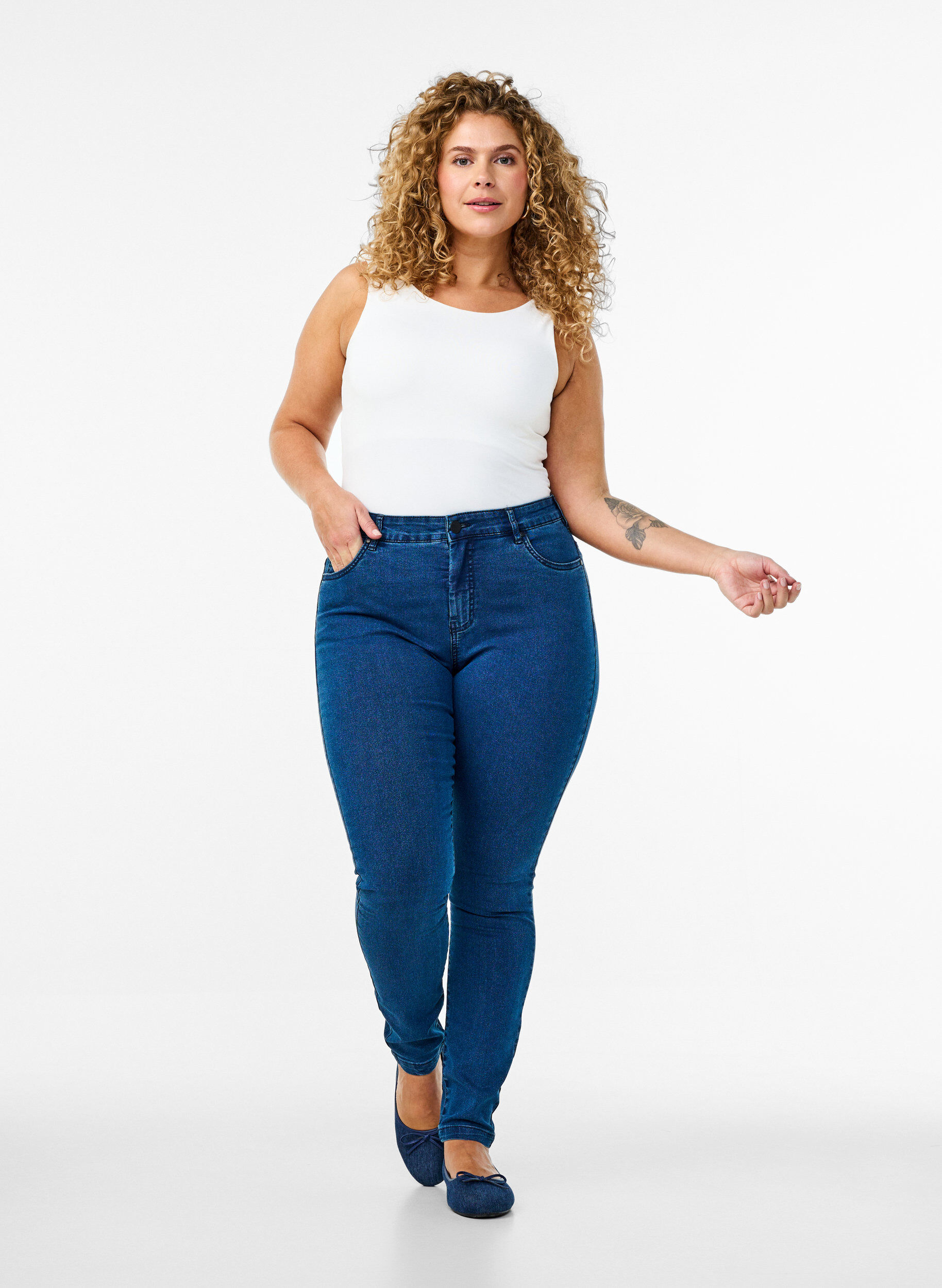 Hochtaillierte Super Slim Amy Jeans, Blau, Model