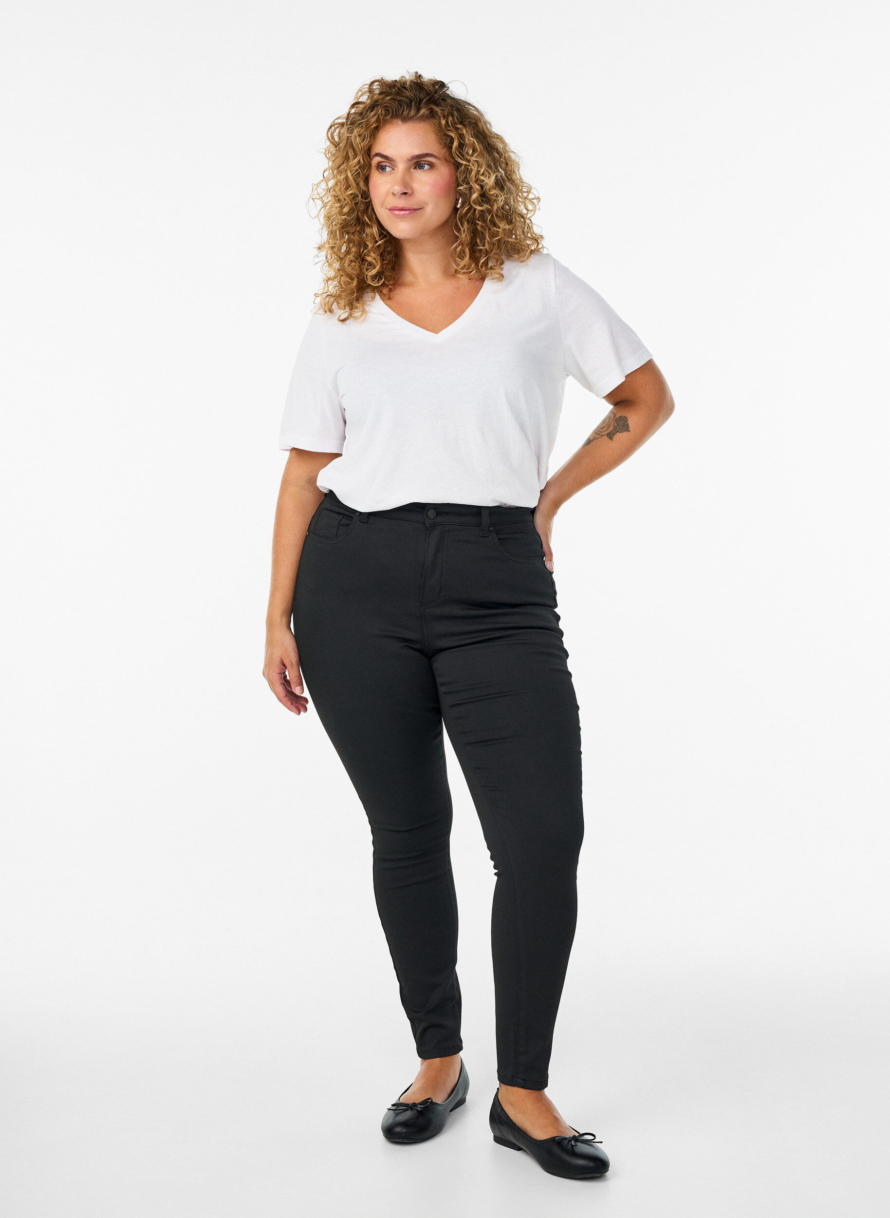 Zizzi T-shirt &agrave; manches courtes avec col V, Blanc, Model image number 1