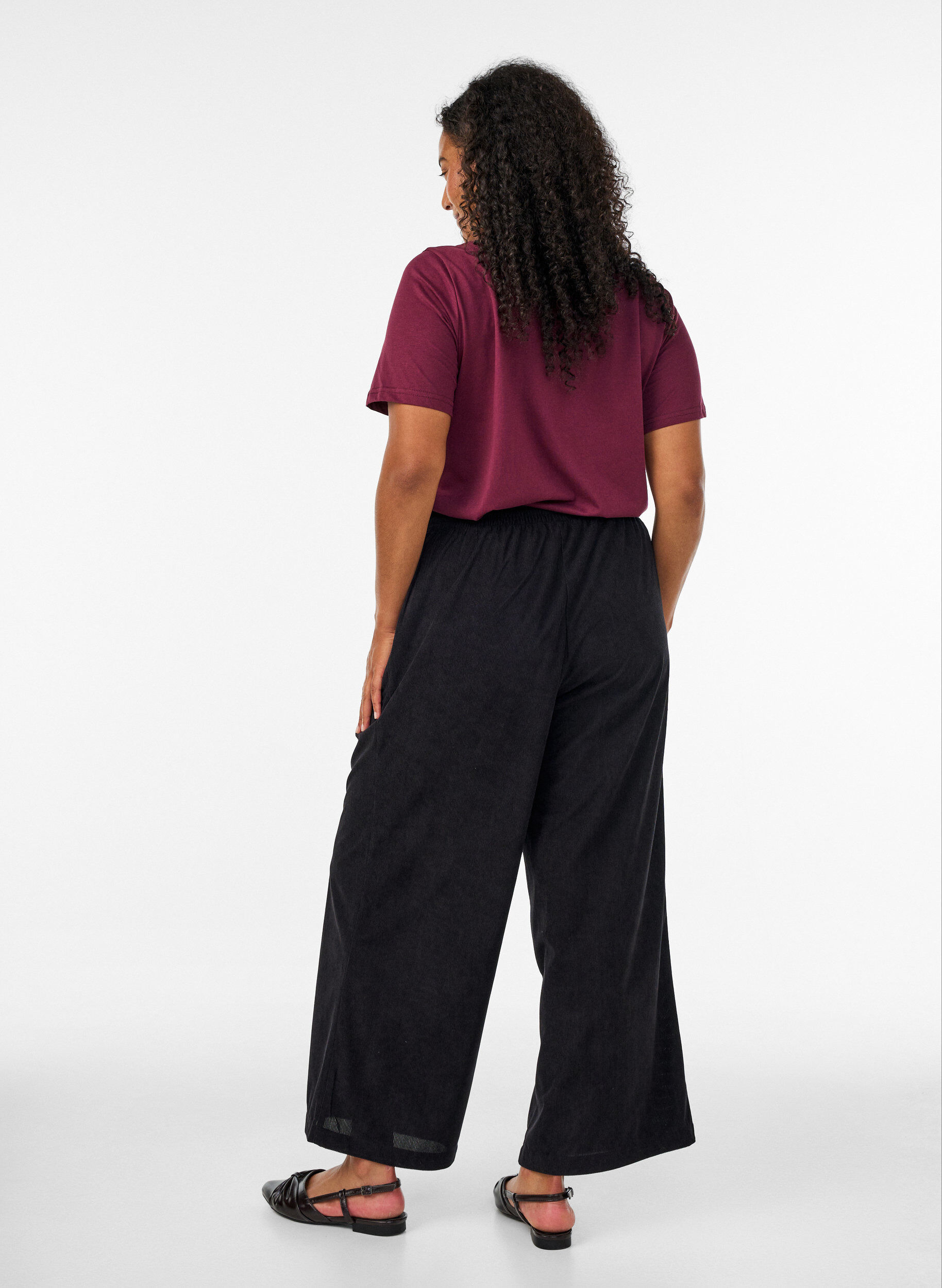 ZizziPantalon en velours c&ocirc;tel&eacute; &agrave; coupe ample et taille haute, Noir, Model image number 1
