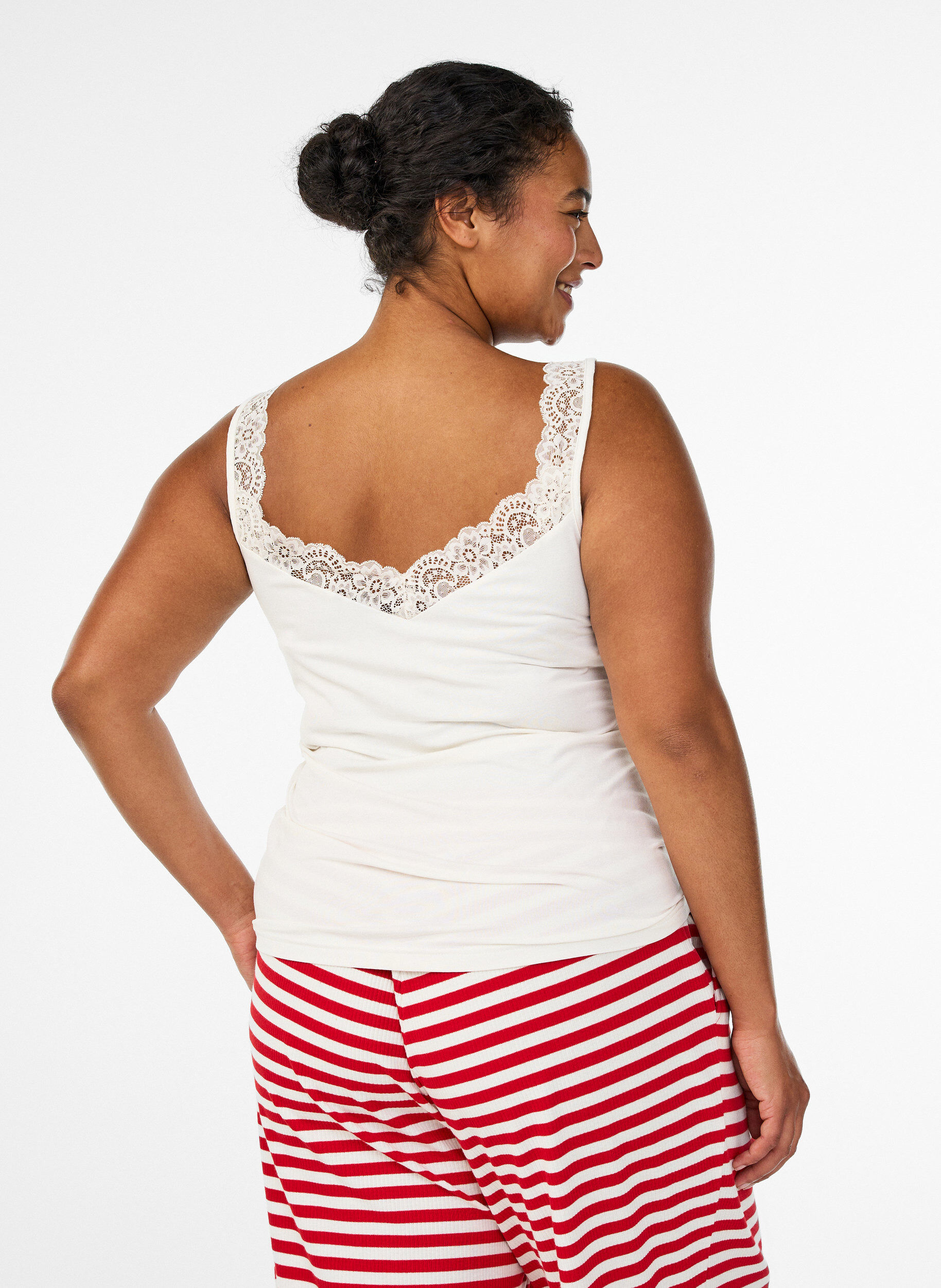 Zizzi Viskose-Top mit Spitzenrand, Vanille, Model image number 2