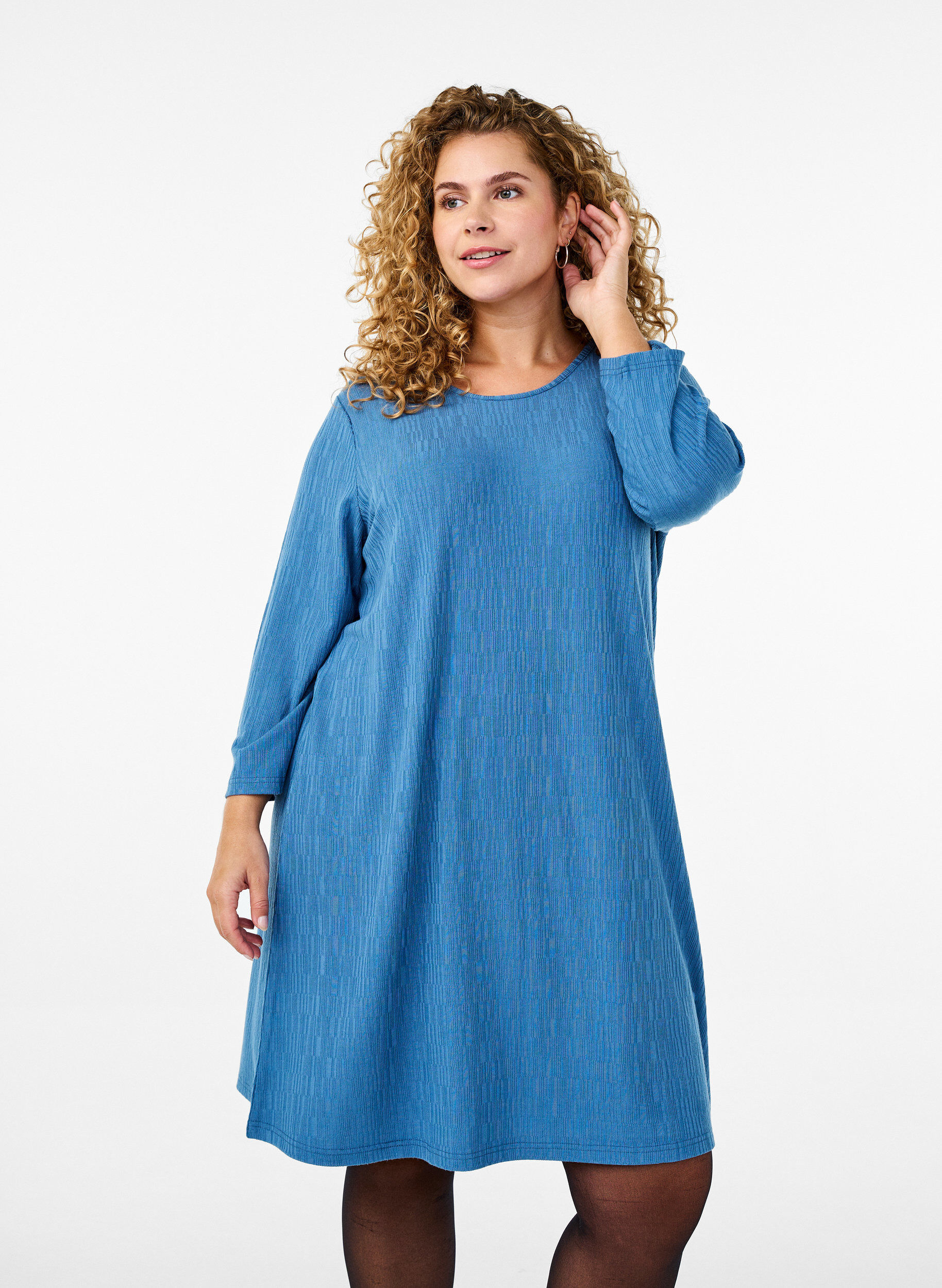 Zizzi Robe avec texture et manches 3/4, Bleu, Model image number 0