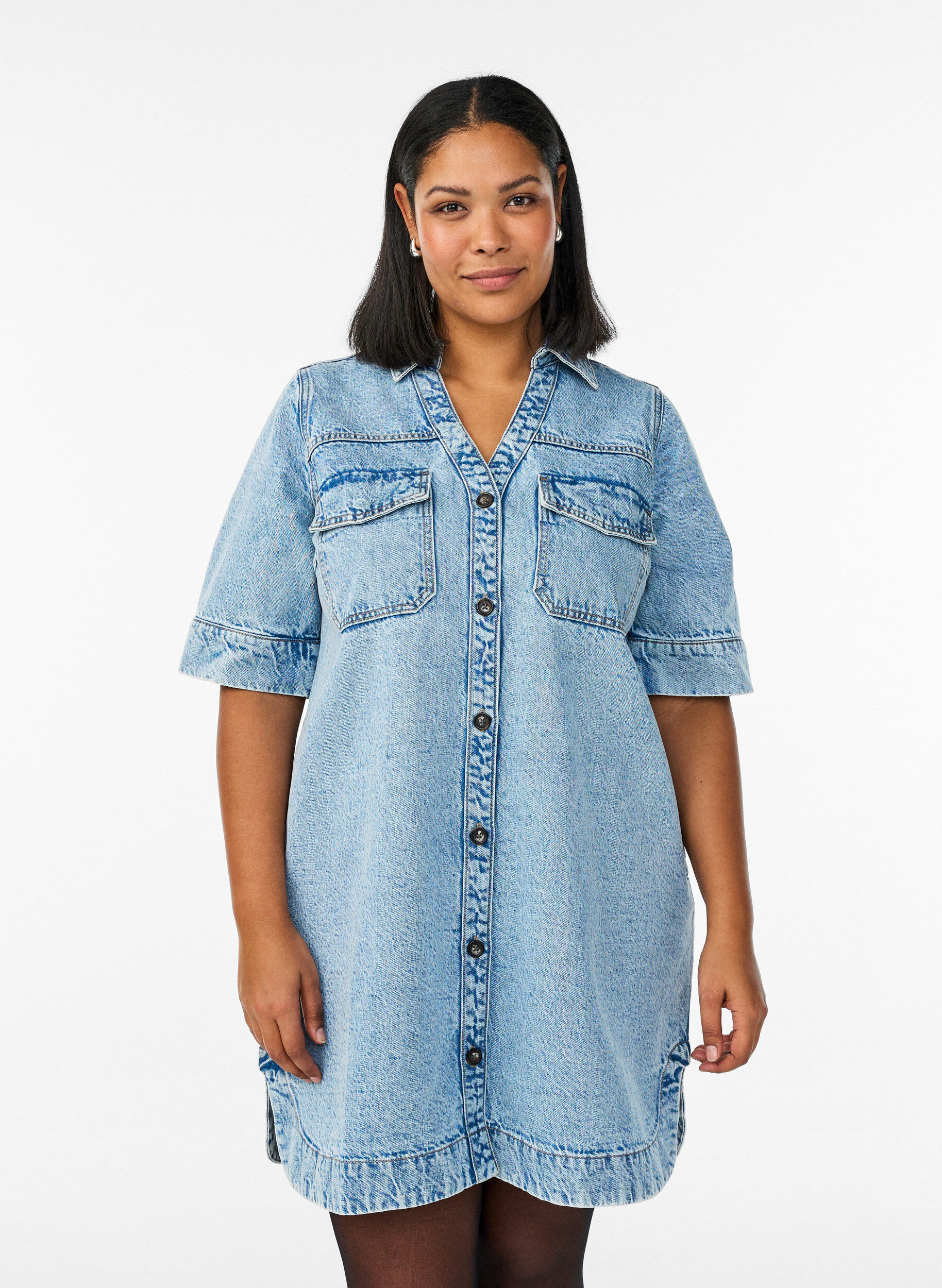 Robe en jean &agrave; manches courtes avec un col et une fermeture boutonn&eacute;e, Bleu Clair, Model