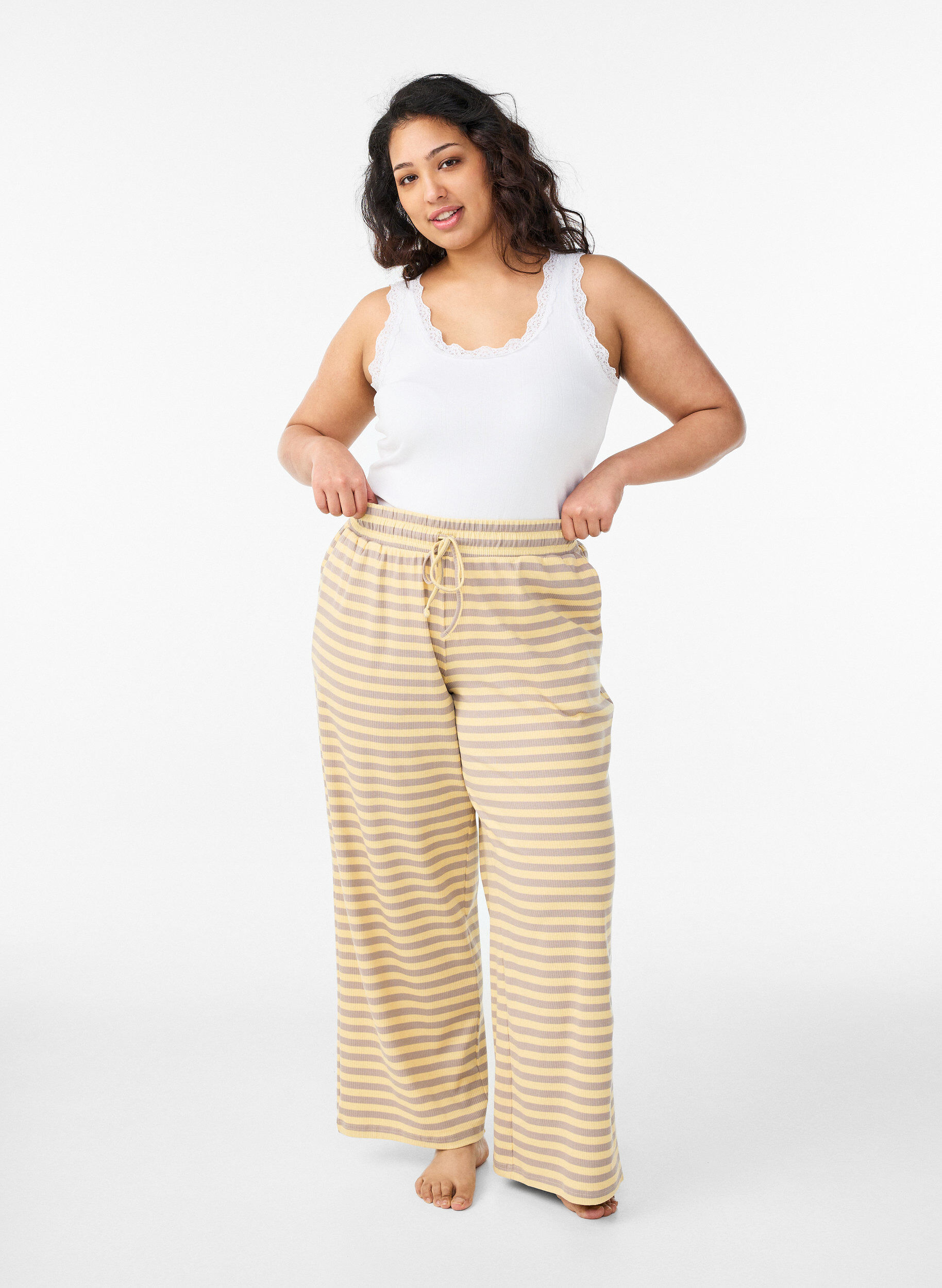 Gestreifte Schlafanzughose mit hoher Taille und weiten Beinen, Gelb, Model