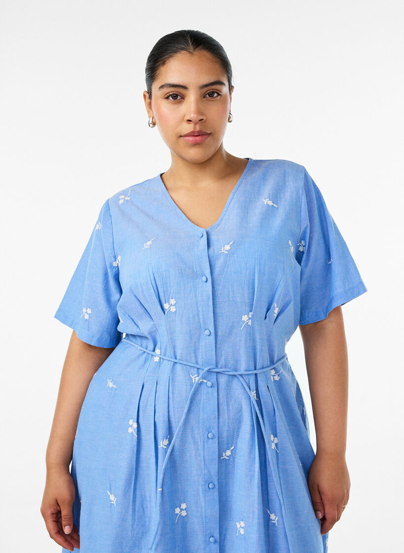 Hemdblusenkleid aus Baumwolle mit gestickten Blumen, Blau, Model image number 2