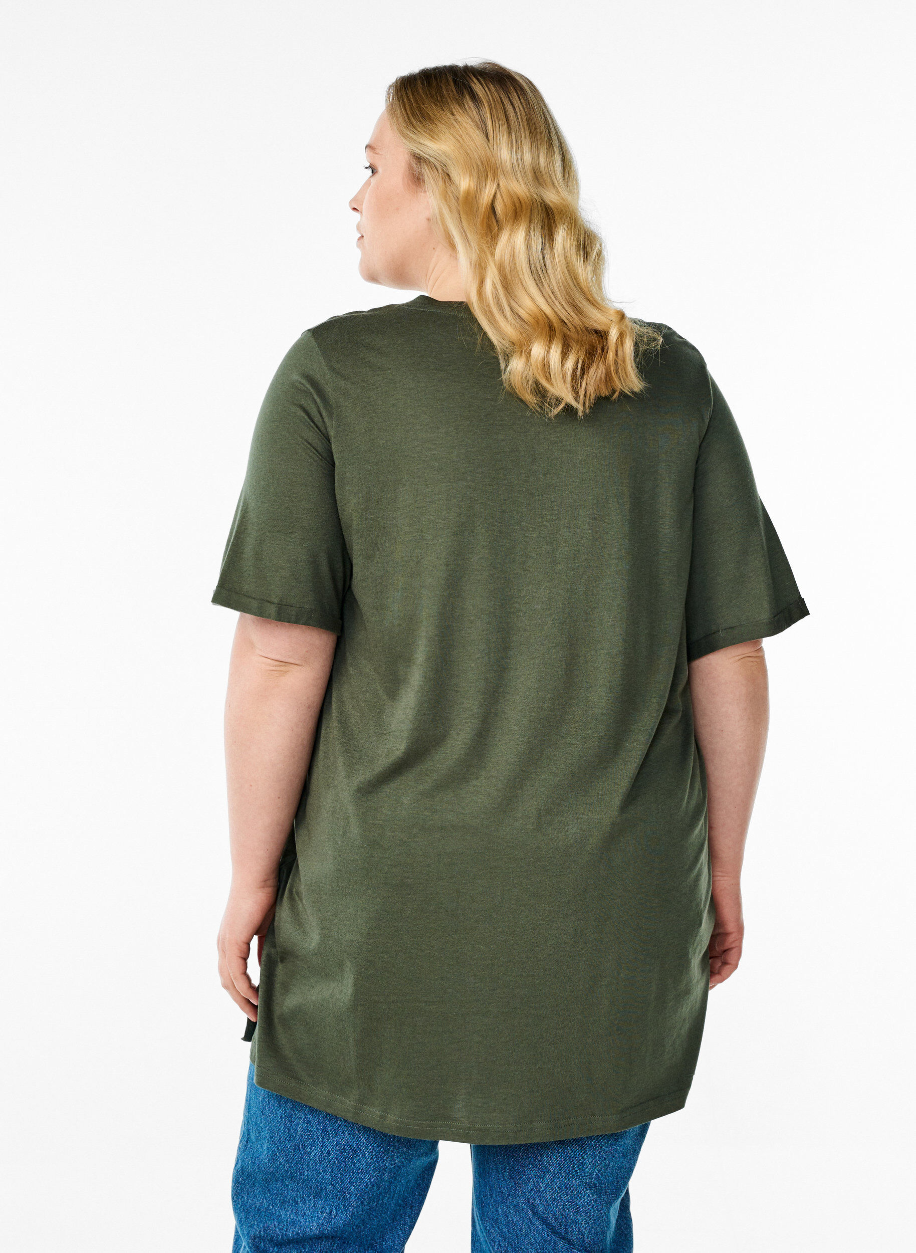Zizzi Einfarbiges Oversize T-Shirt mit V-Ausschnitt, Gr&uuml;n, Model image number 2