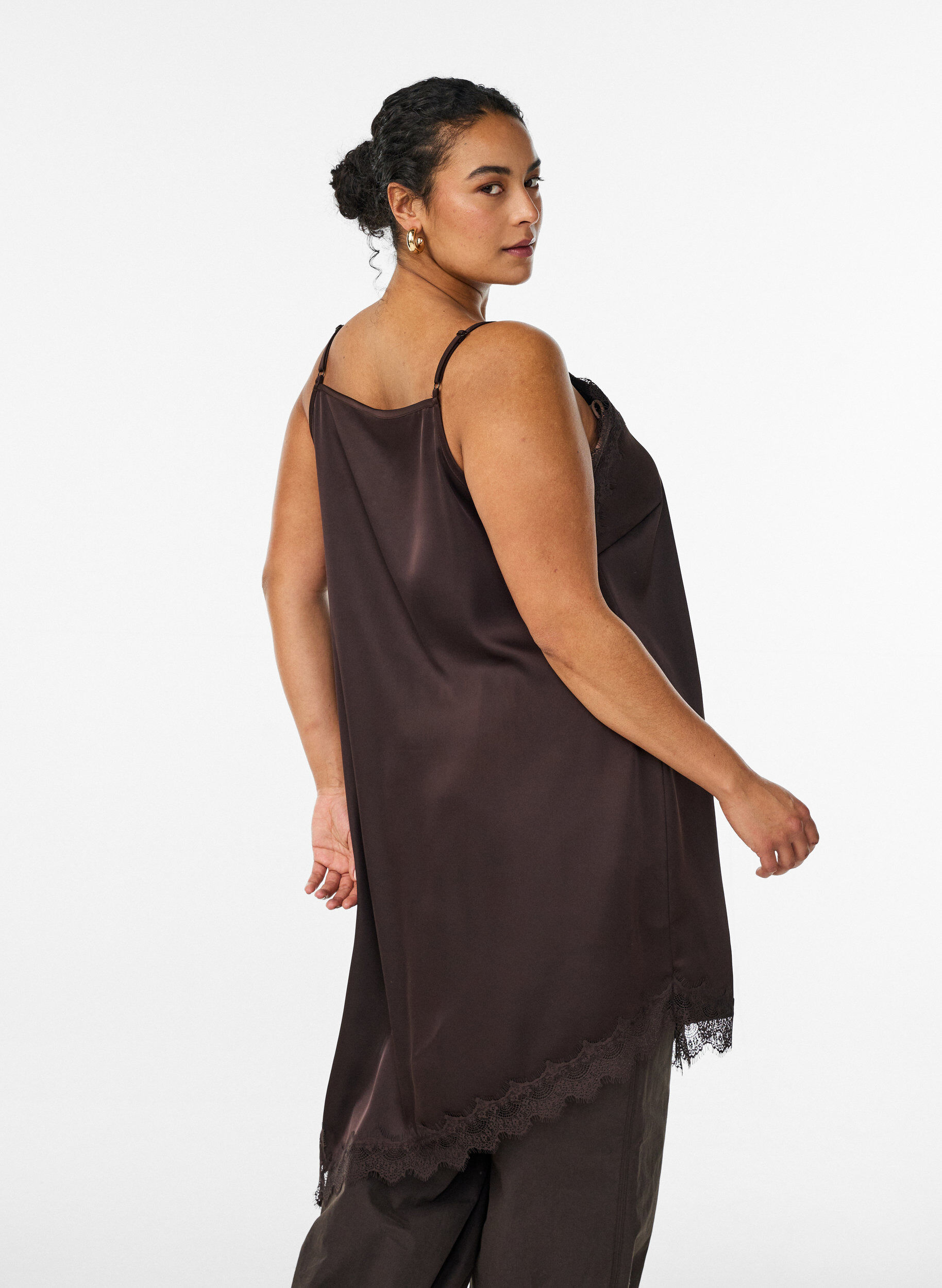 Zizzi Robe satin&eacute;e avec bordure en dentelle, Marron, Model image number 2