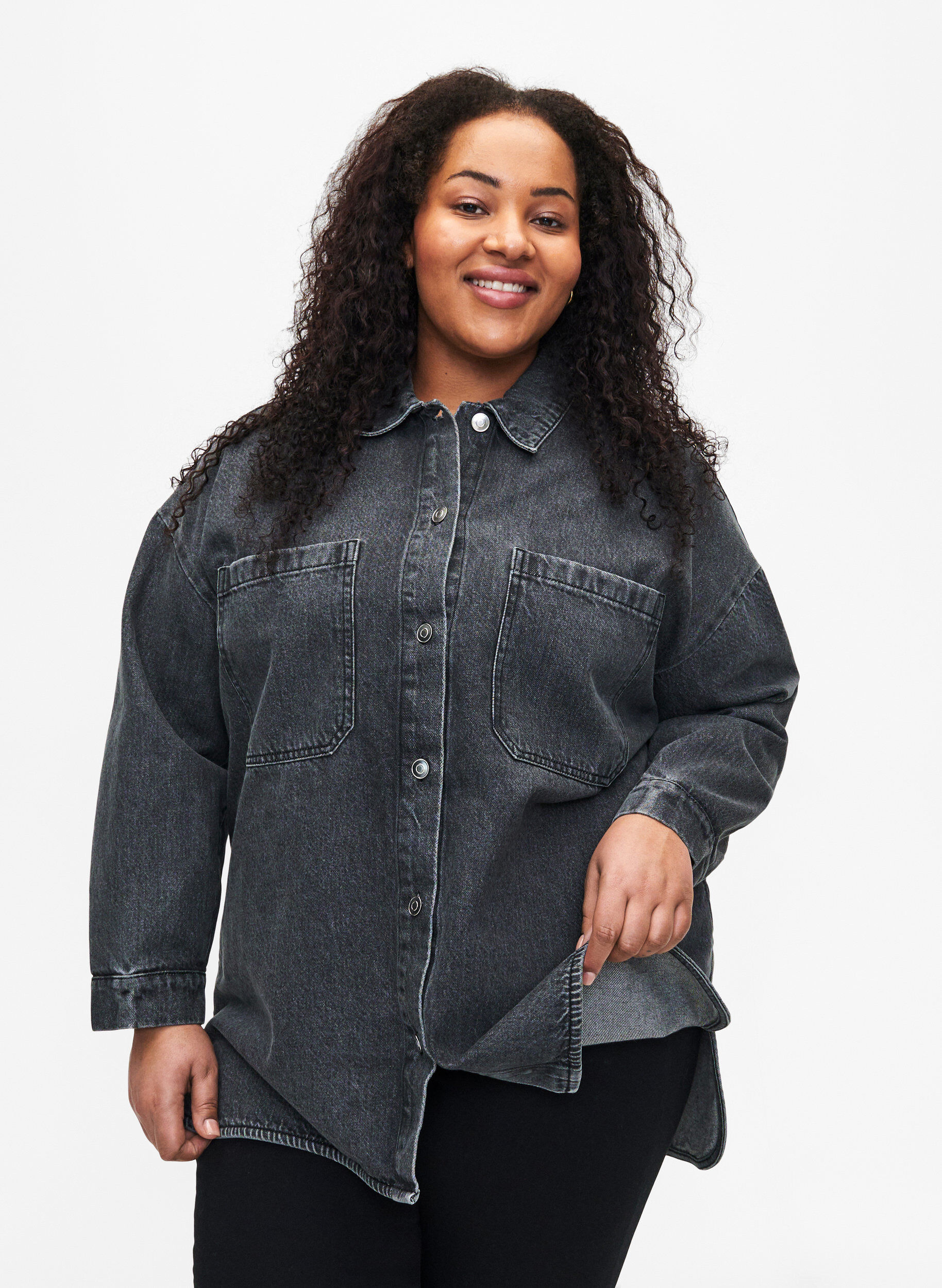 Zizzi Locker sitzende Jeansjacke mit Kn&ouml;pfen, Grey Denim, Model image number 0