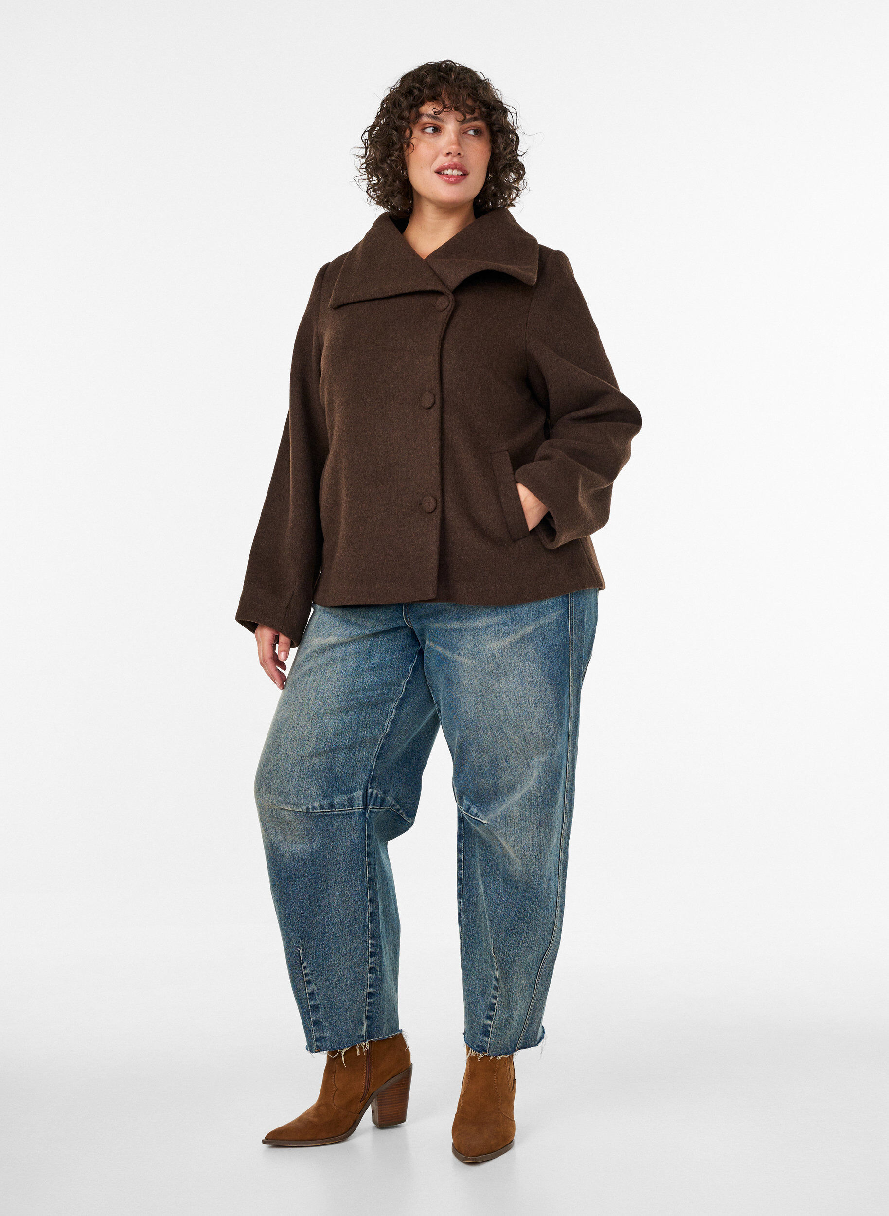 ZizziKurze Jacke mit asymmetrischer Knopfleiste, Braun, Model image number 1