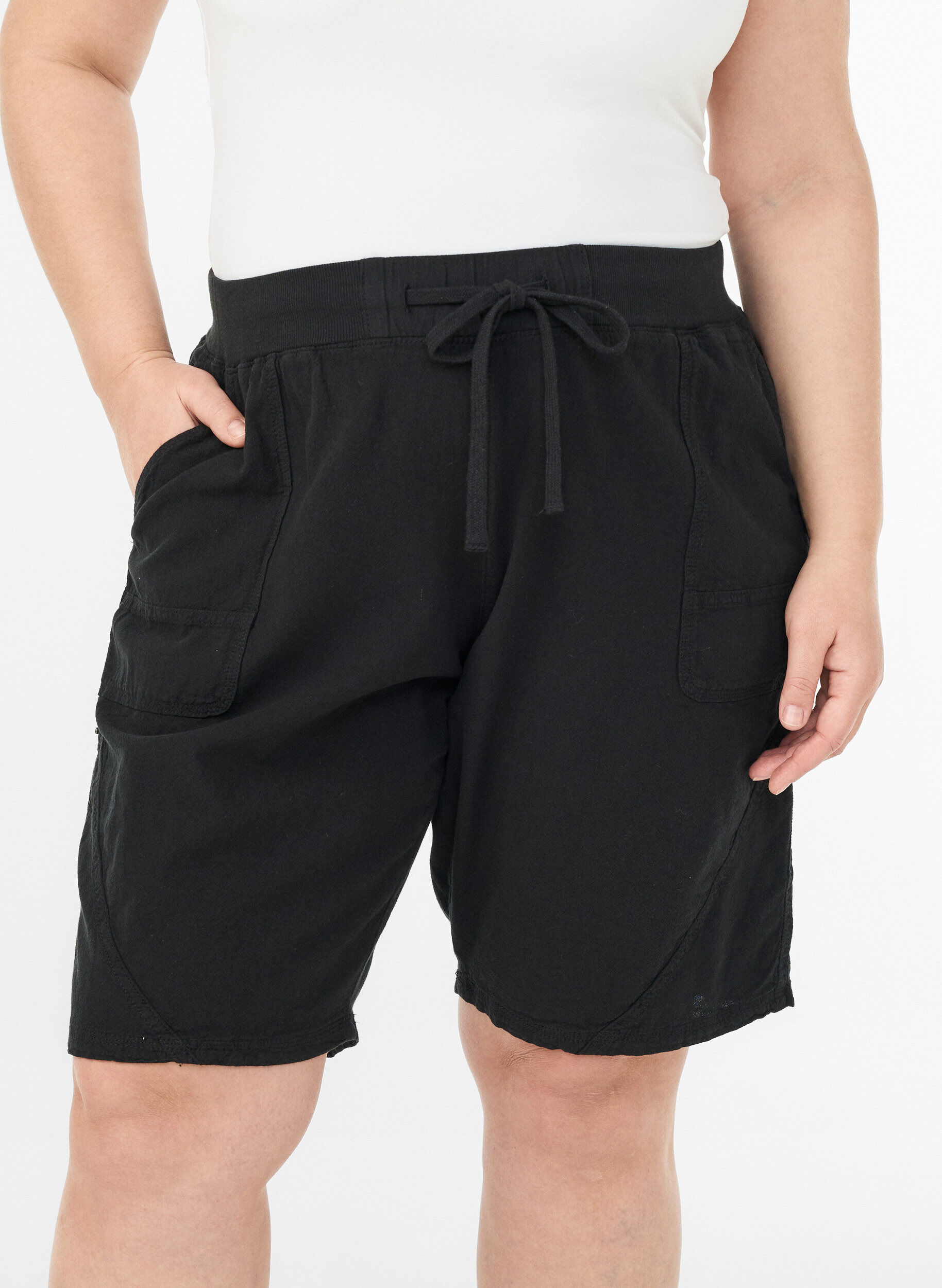 Zizzi Short en coton ample avec poches, Noir, Model image number 3