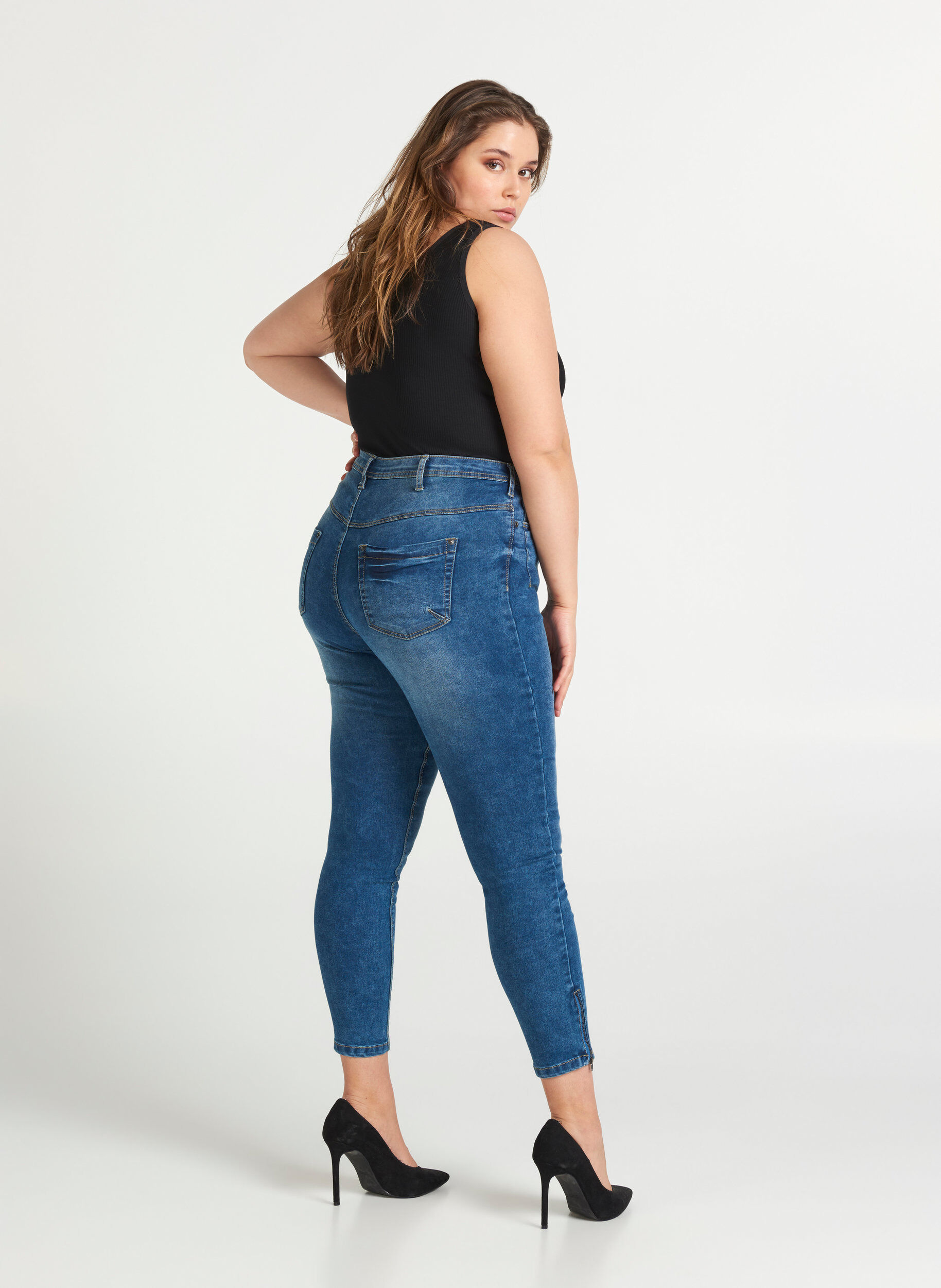 Zizzi Cropped Amy Jeans mit Rei&szlig;verschluss, Blau, Model image number 2