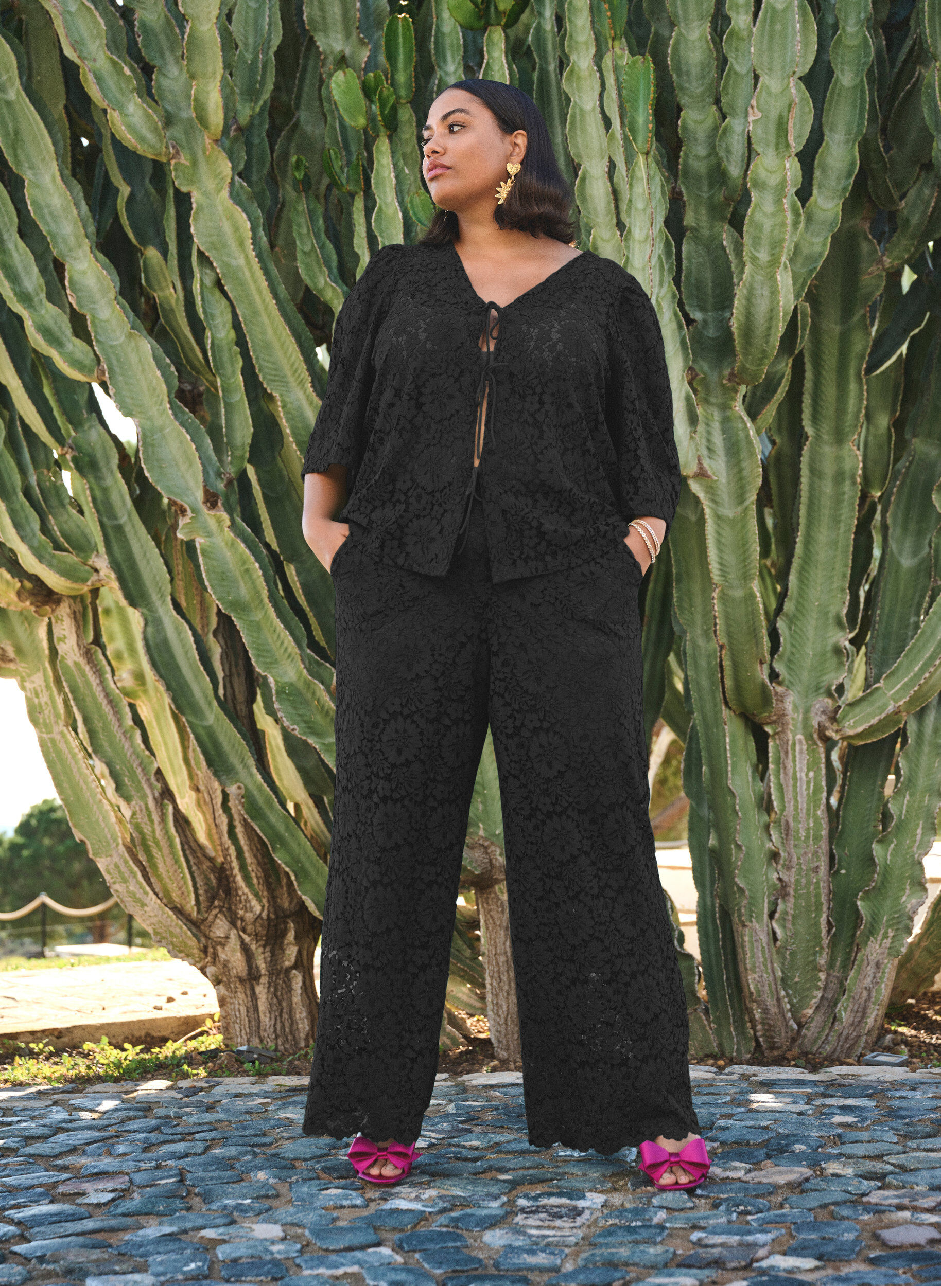 Zizzi Spitzenbluse mit 3/4-&Auml;rmeln und Schleifen auf der Vorderseite, Schwarz, Image image number 0