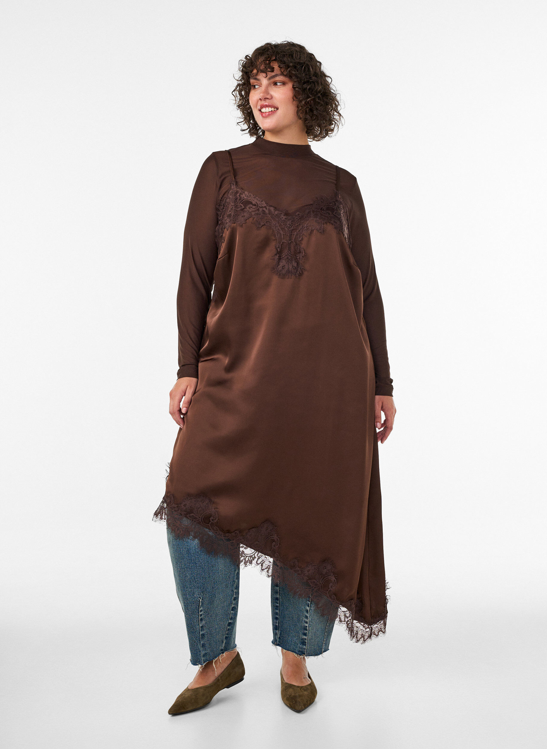 ZizziRobe en satin avec dentelle et ourlet asym&eacute;trique, Marron, Model image number 0
