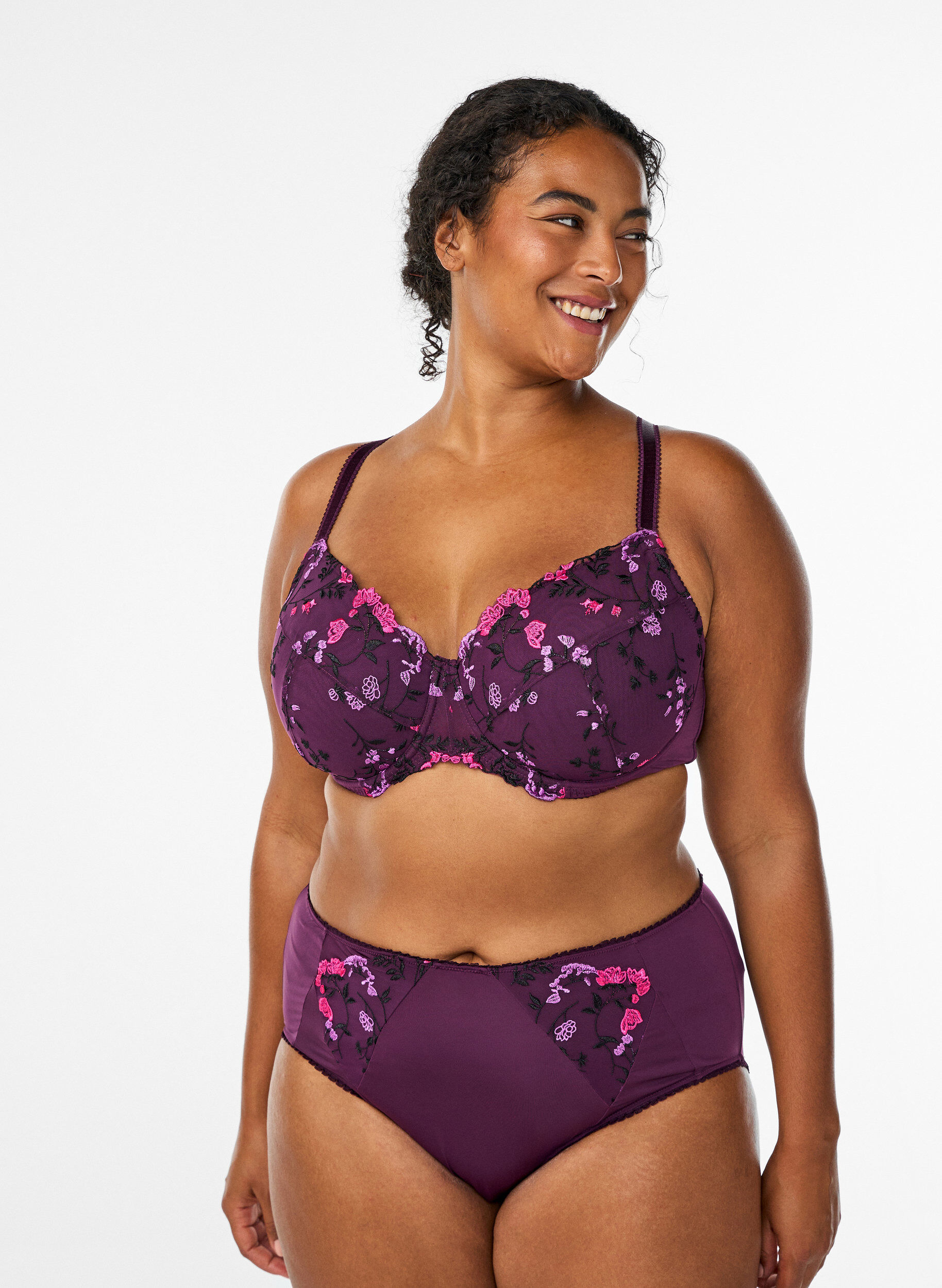 Zizzi Soutien-gorge rembourr&eacute; avec broderie florale, Violet, Model image number 1