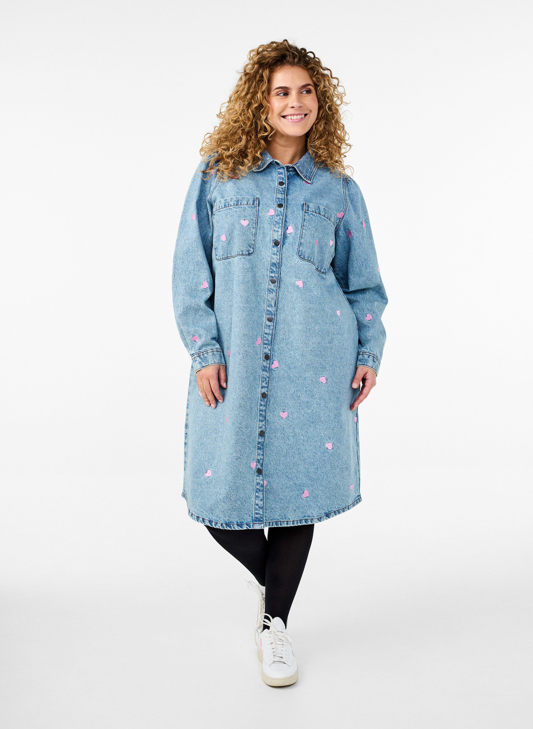 Zizzi Robe Denim avec c&oelig;urs et poches de poitrine, Bleu Clair, Model image number 0